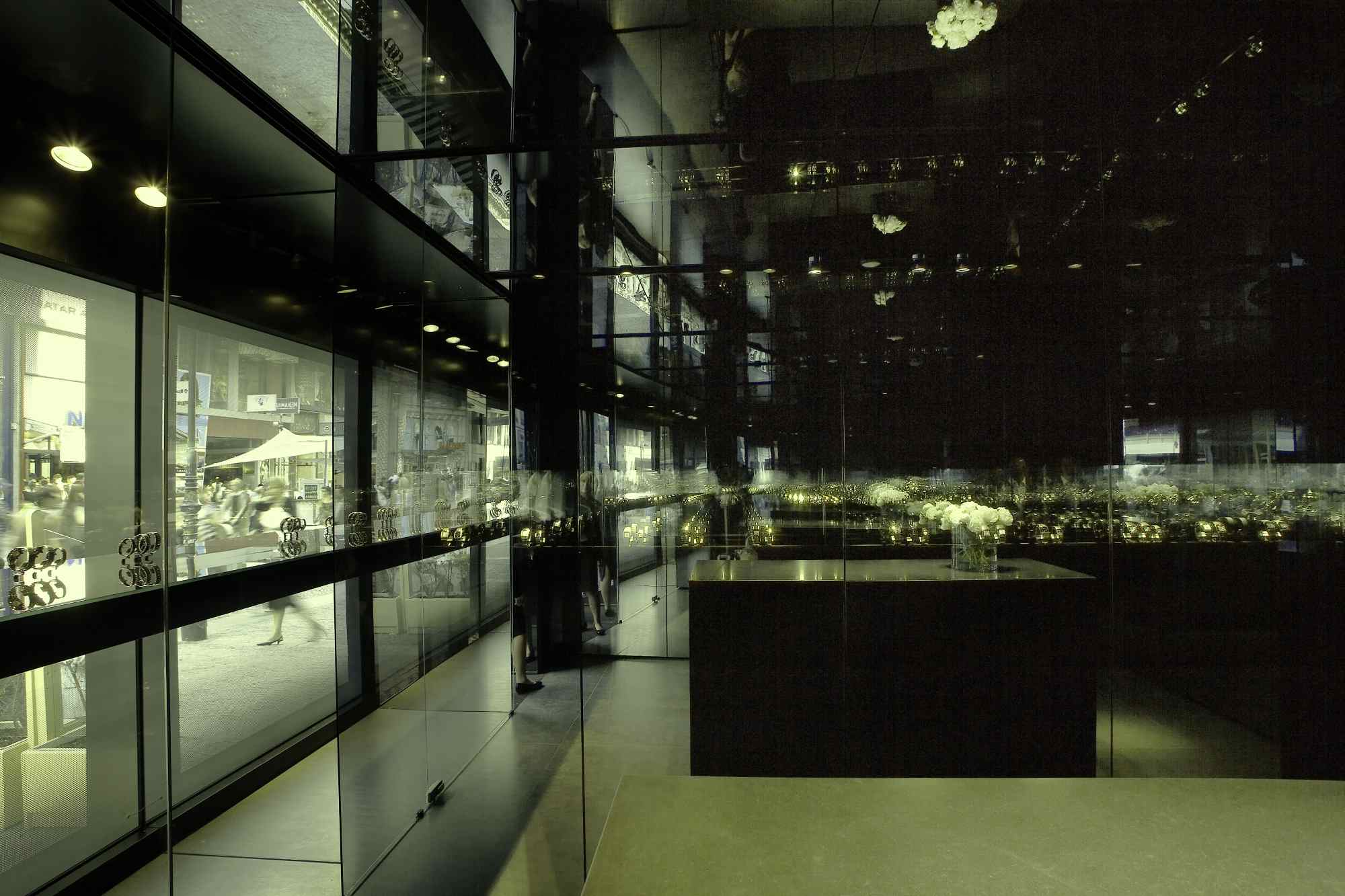 Vitrinenansicht von der Seite mit Glasreflexionen