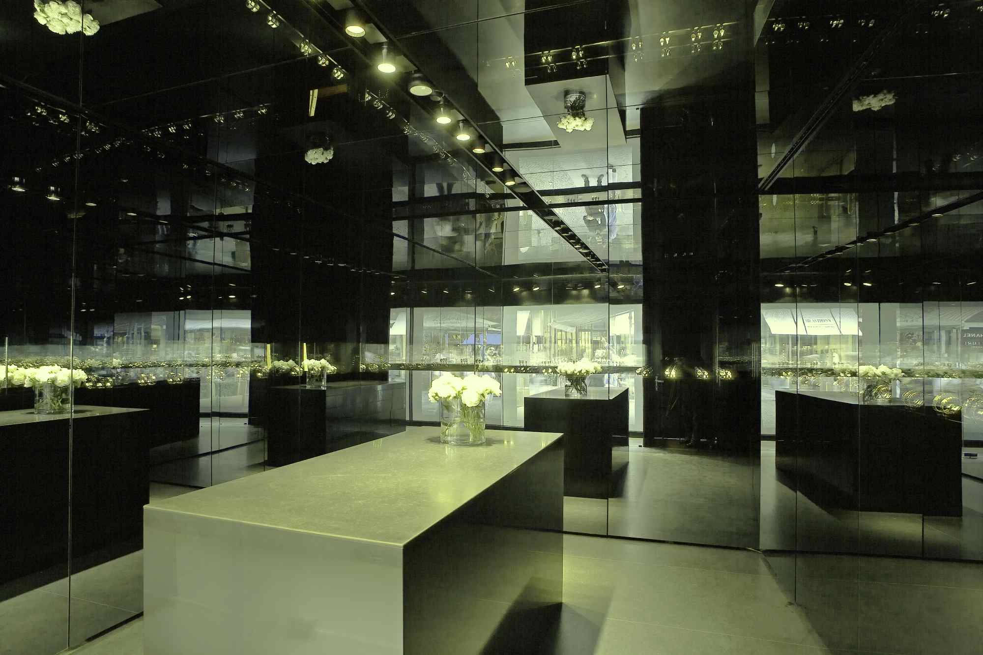 Minimalistische, helle Verkaufsfläche mit Spiegeldecken