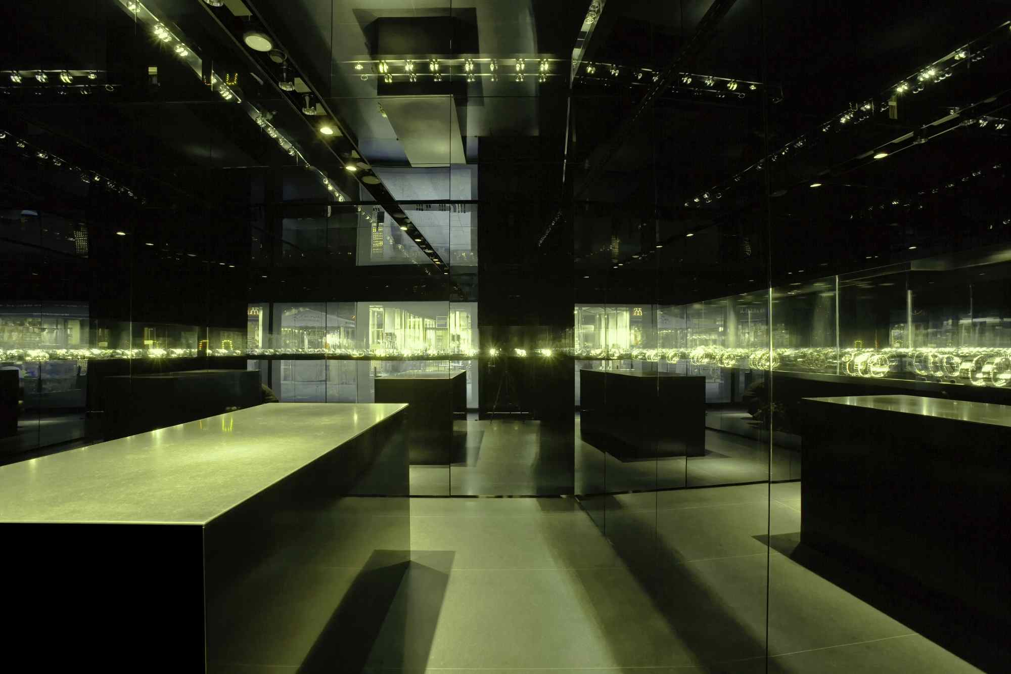 Zentraler Blick auf glänzende Präsentationsflächen