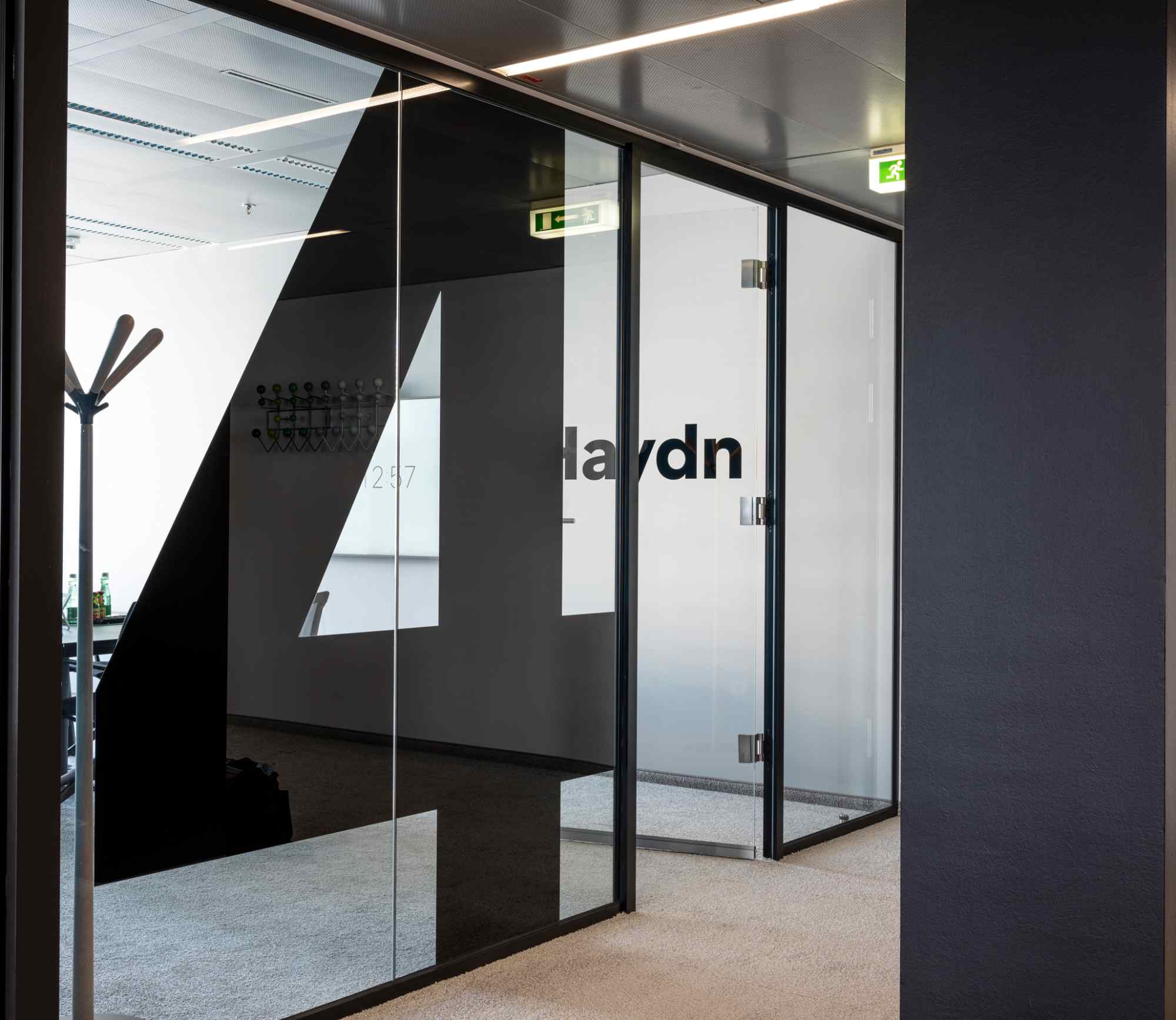 Meetingraum mit transparentem Branding und minimalistischer Einrichtung