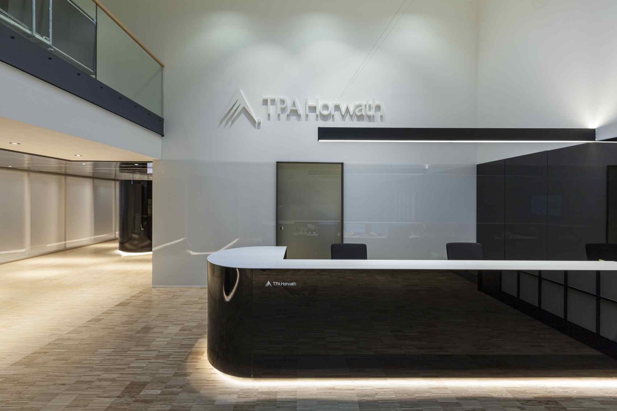Empfangsbereich mit TPA-Logo und modernem Tresen