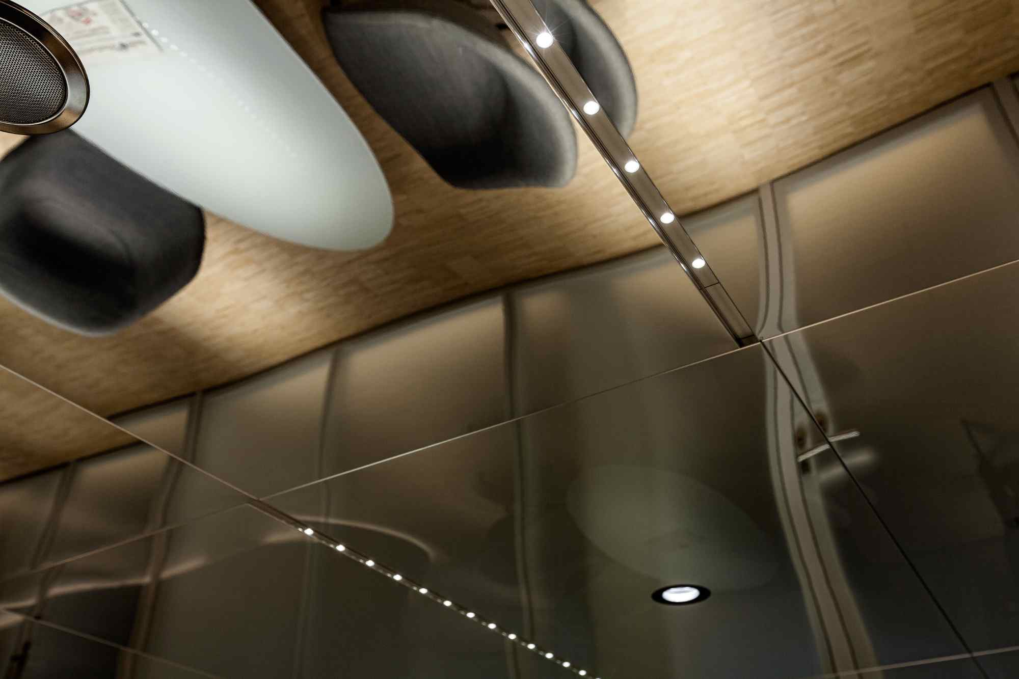 Deckenansicht mit Lüftungselementen und organischen Formen