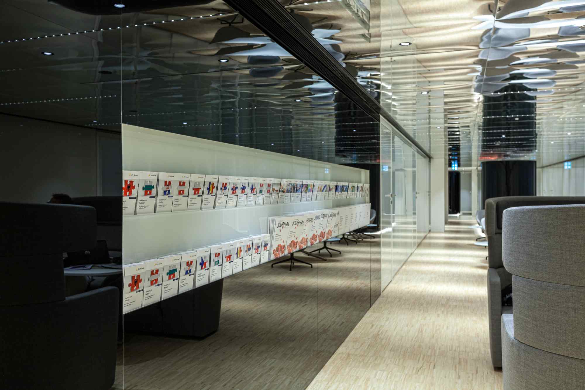 Gang mit Glastrennwänden und Logo-Folierung