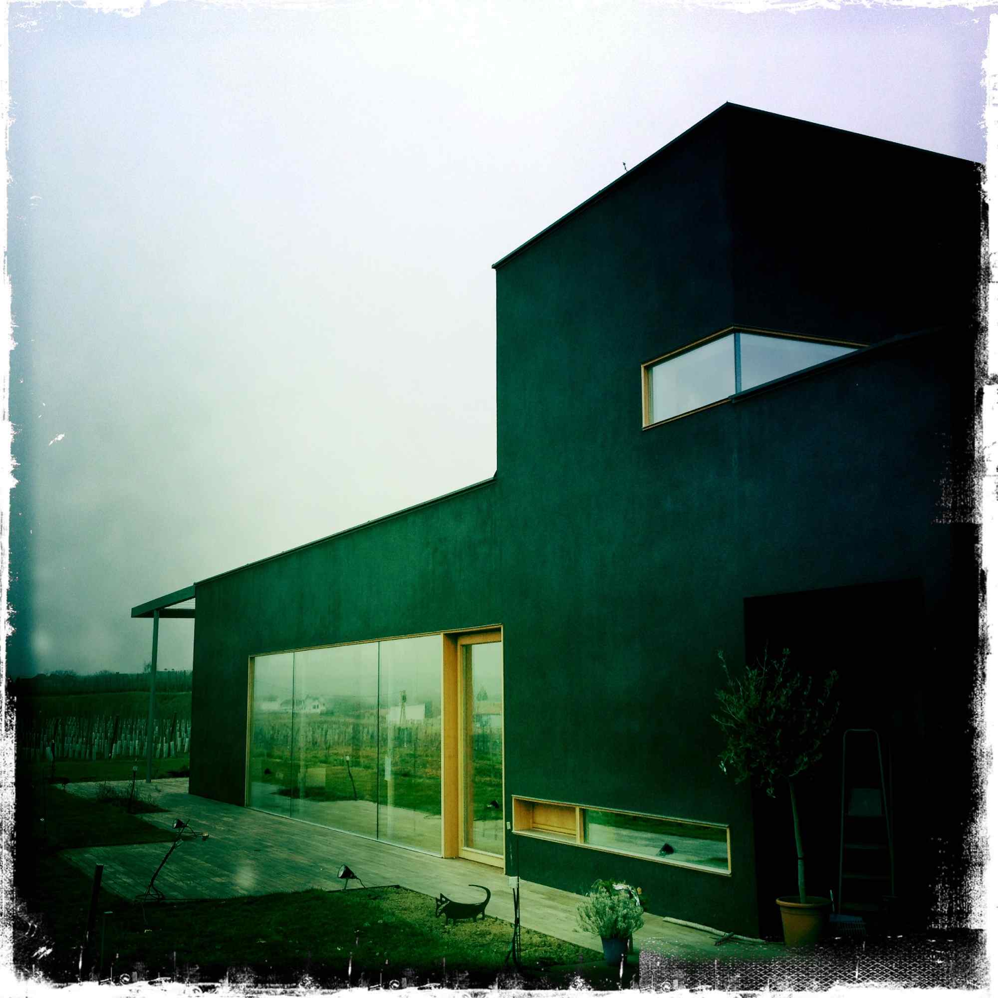 Komplexe Bauform mit klarer Geometrie und Panoramafenstern