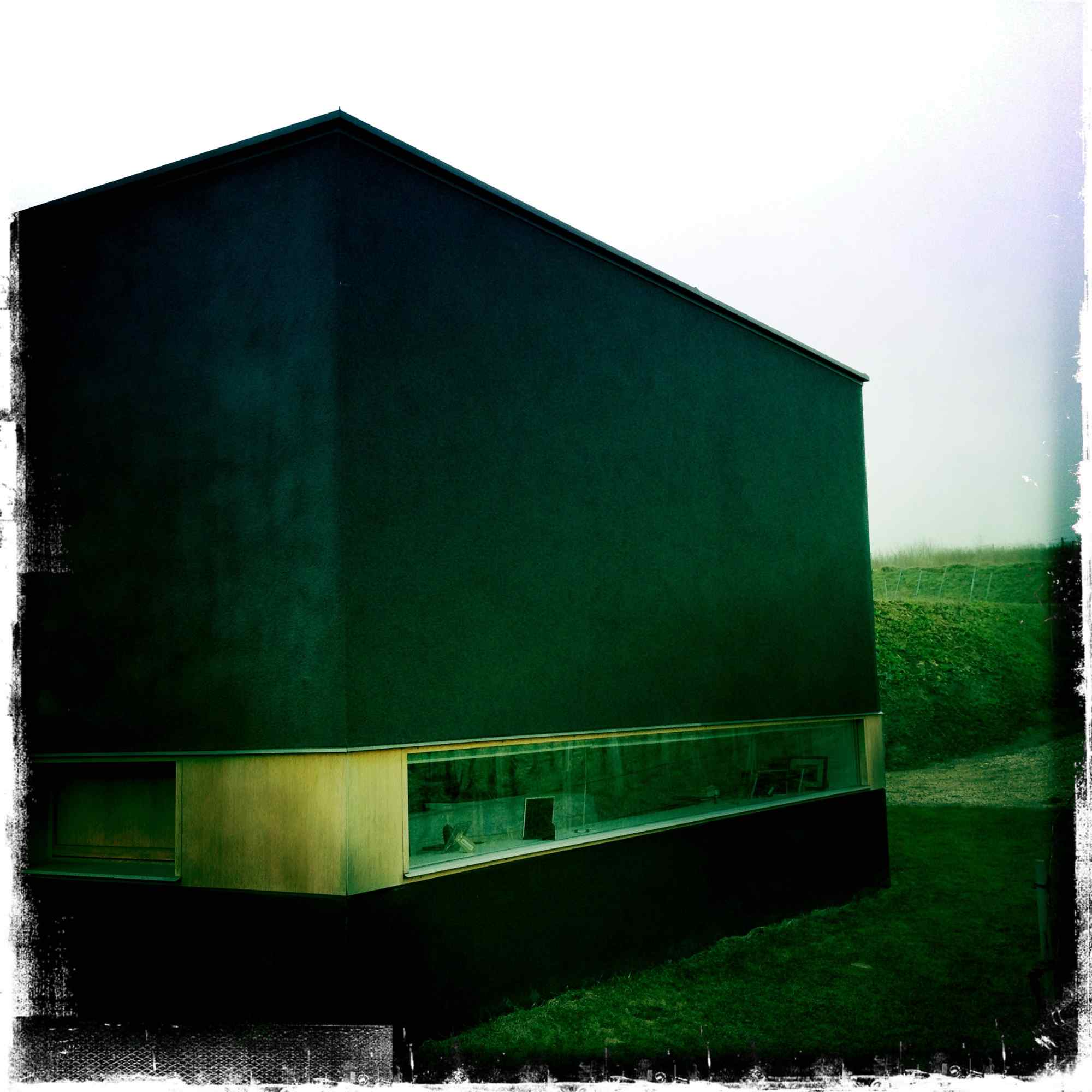 Schlichte moderne Kubatur mit Flachdach auf Grünfläche