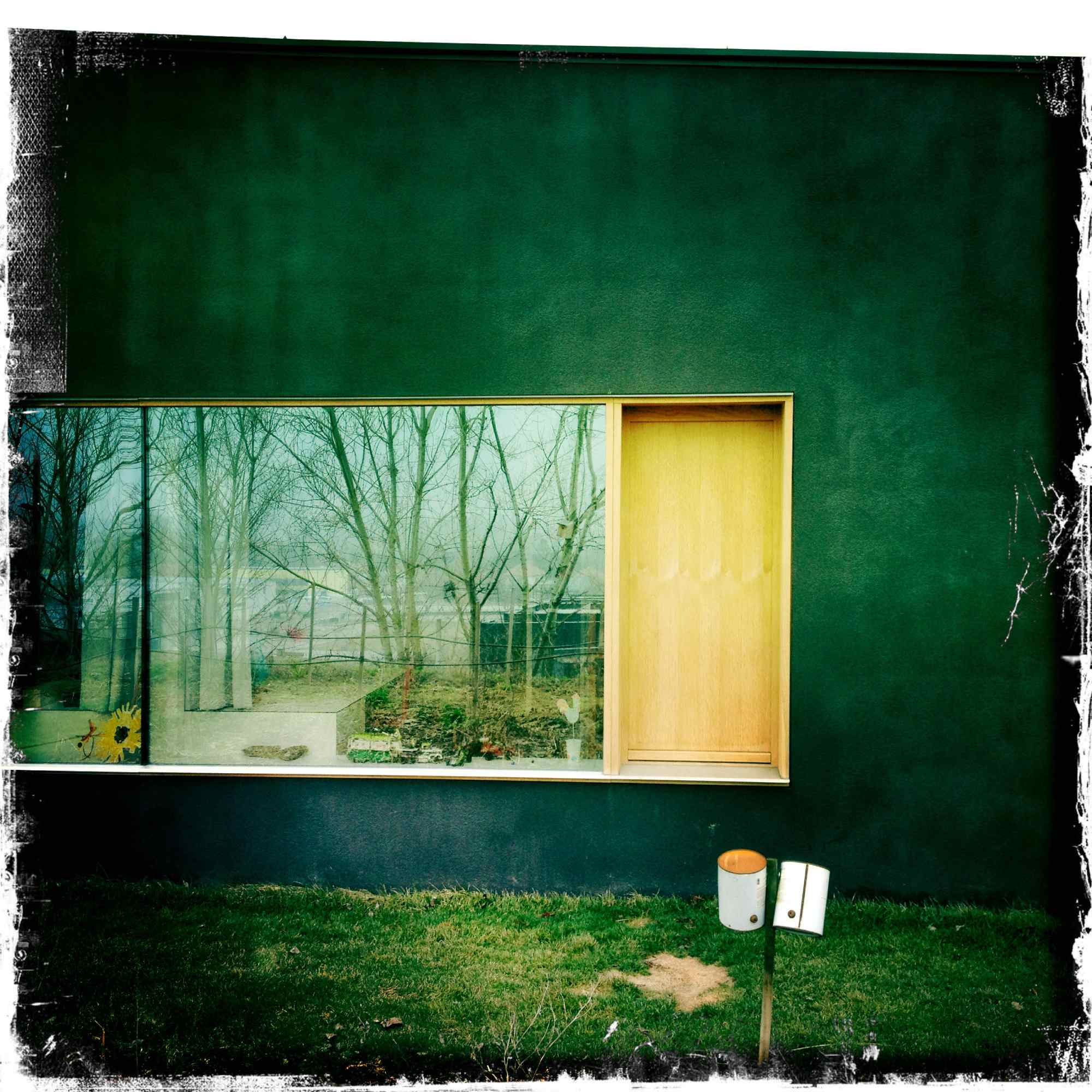 Quadratisches Fenster mit Holzrahmen, Einblick ins Wohnzimmer