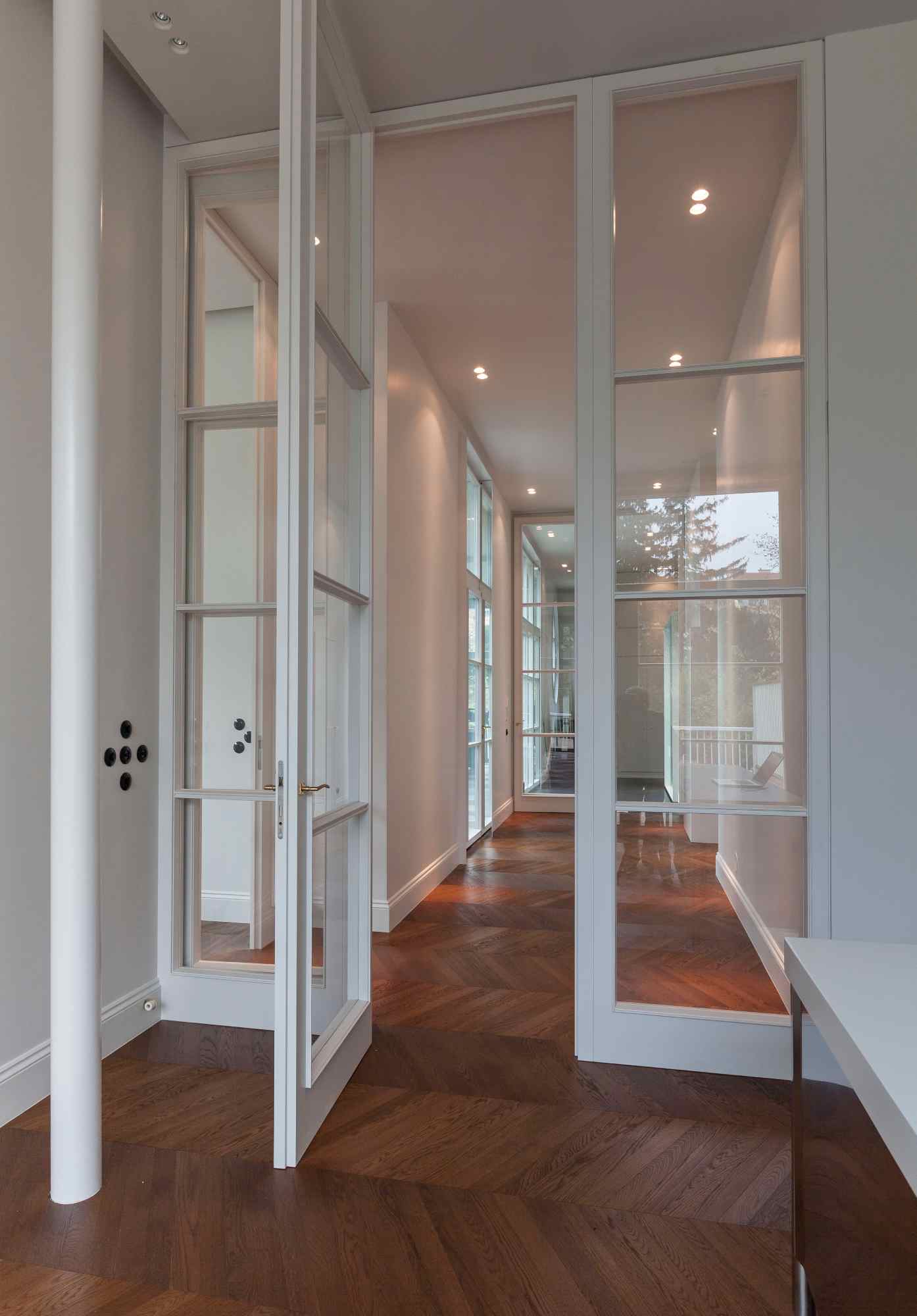Innenflur mit verglasten Doppeltüren und Parkettboden
