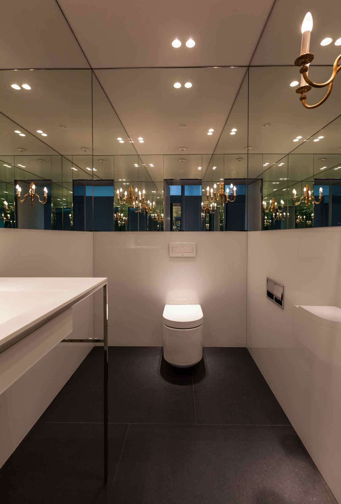 Innenraum mit Waschtisch, Spiegelwand und Designerleuchte