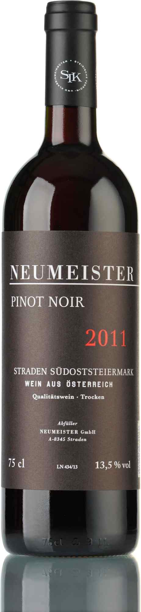 Flasche Neumeister Rotwein mit dunklem Etikett vor neutralem Hintergrund