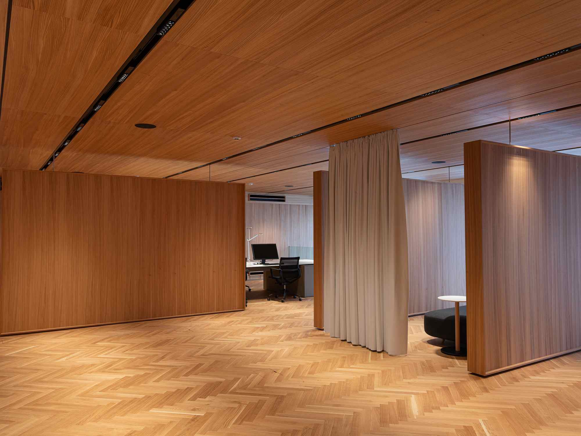 Modularer Raum mit Vorhängen und Holzdecke