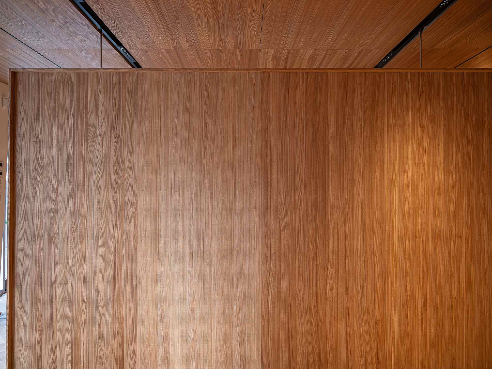 Blick auf Holzdecke mit eingefrästen schwarzen Linien