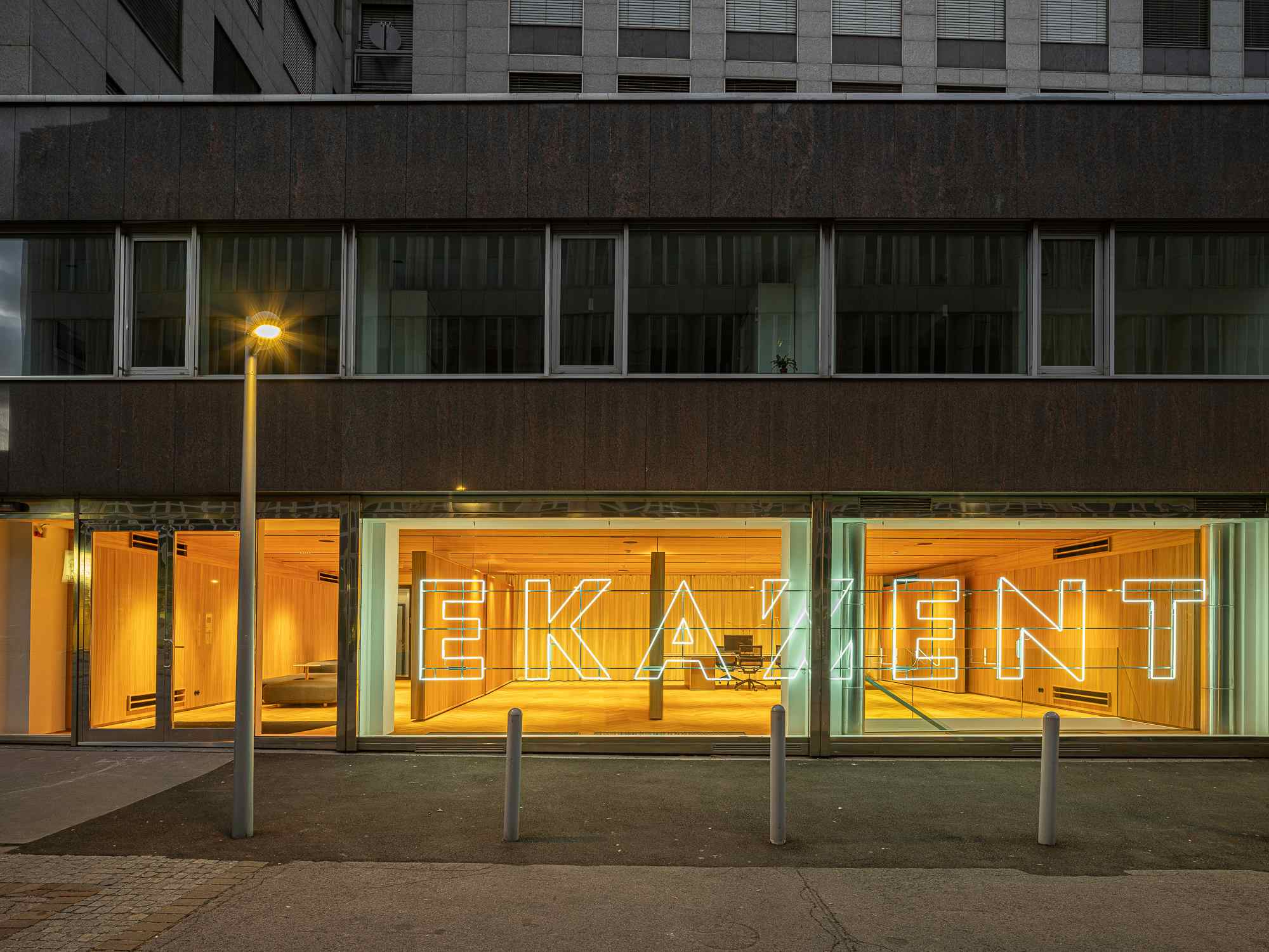 Straßenansicht bei Dämmerung mit Einblick in Schaufenster