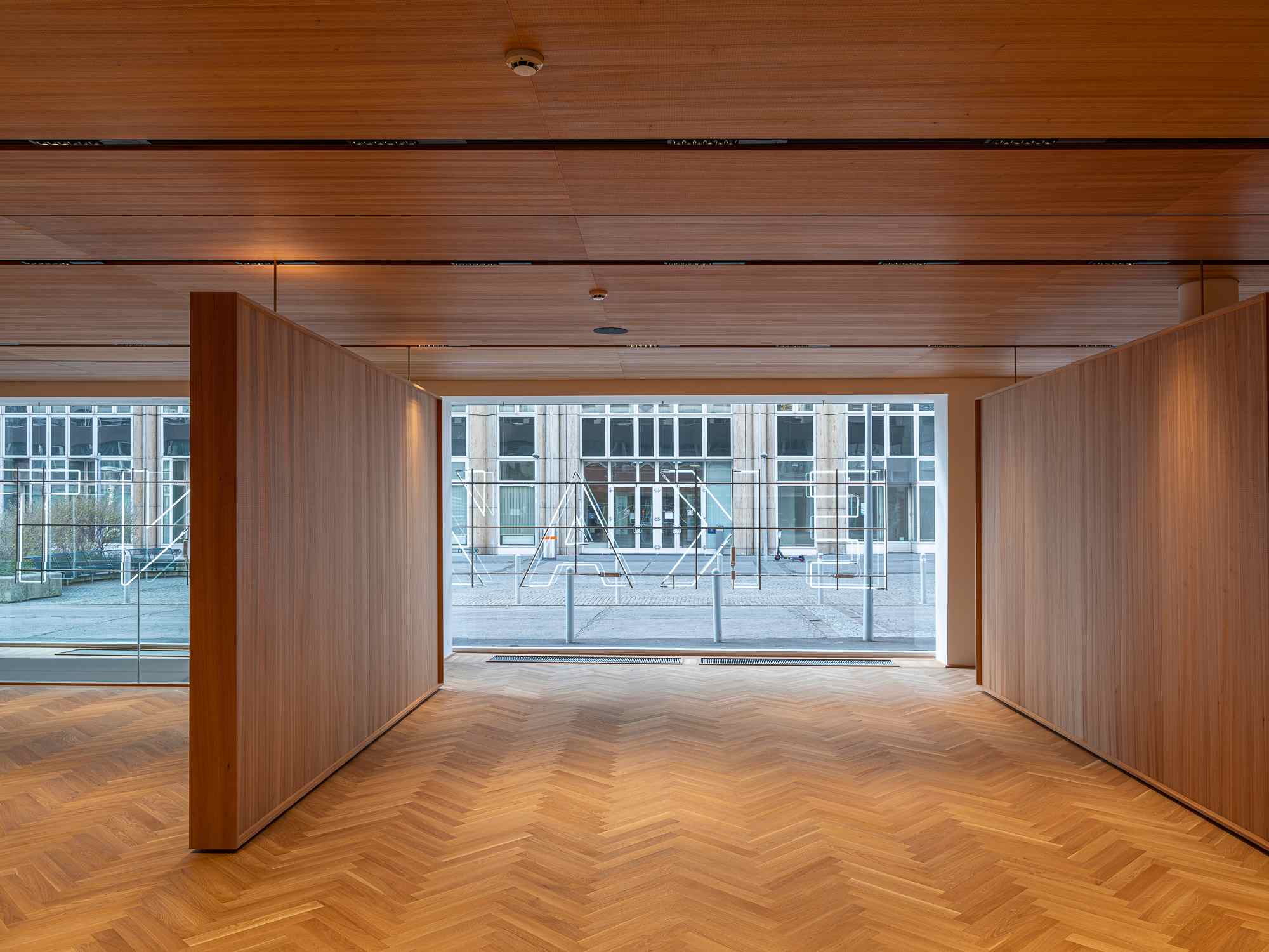 Holzpaneele mit Durchsicht zur Fensterfront