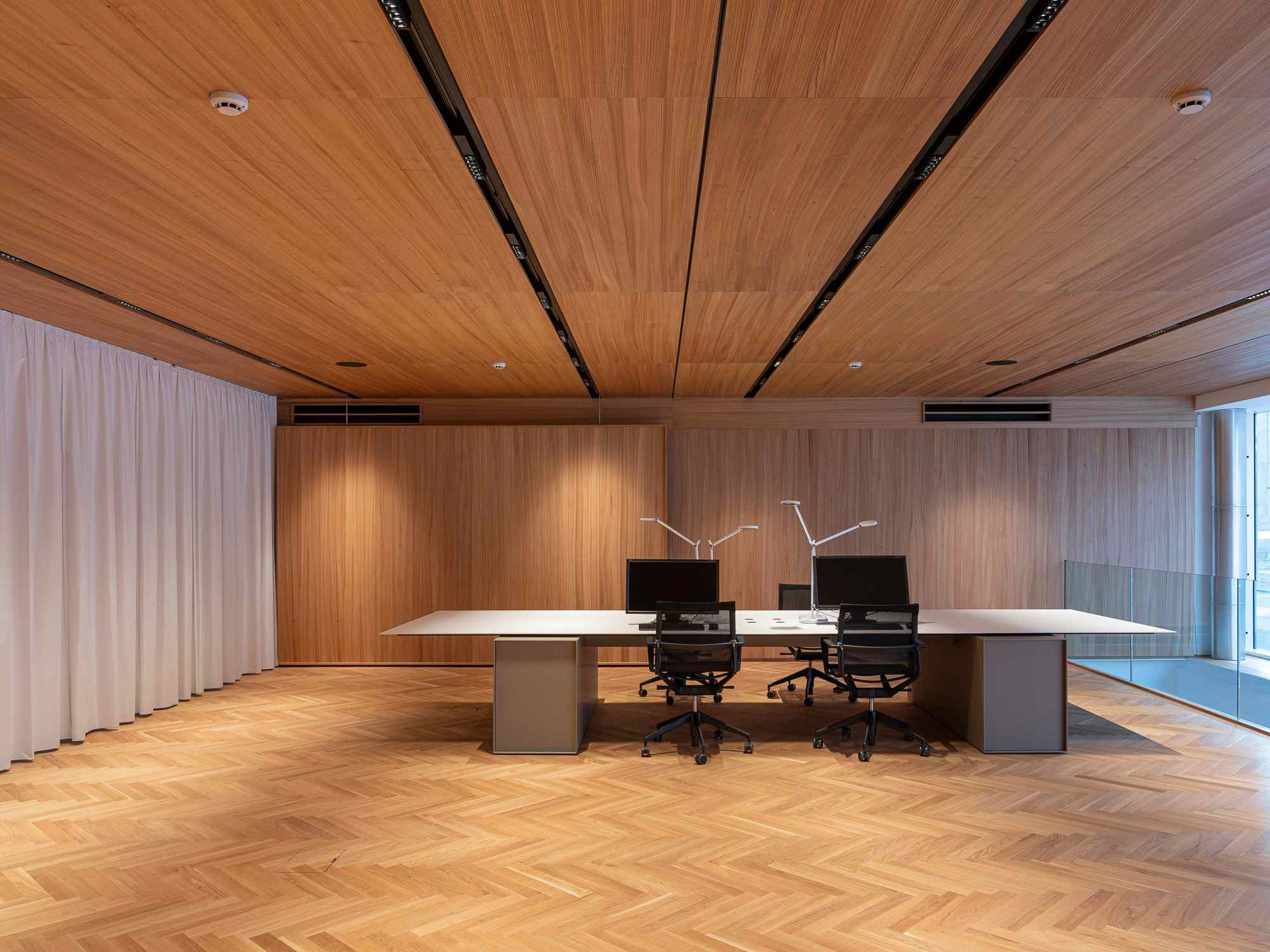 Besprechungstisch mit zwei Stühlen in Holzumgebung