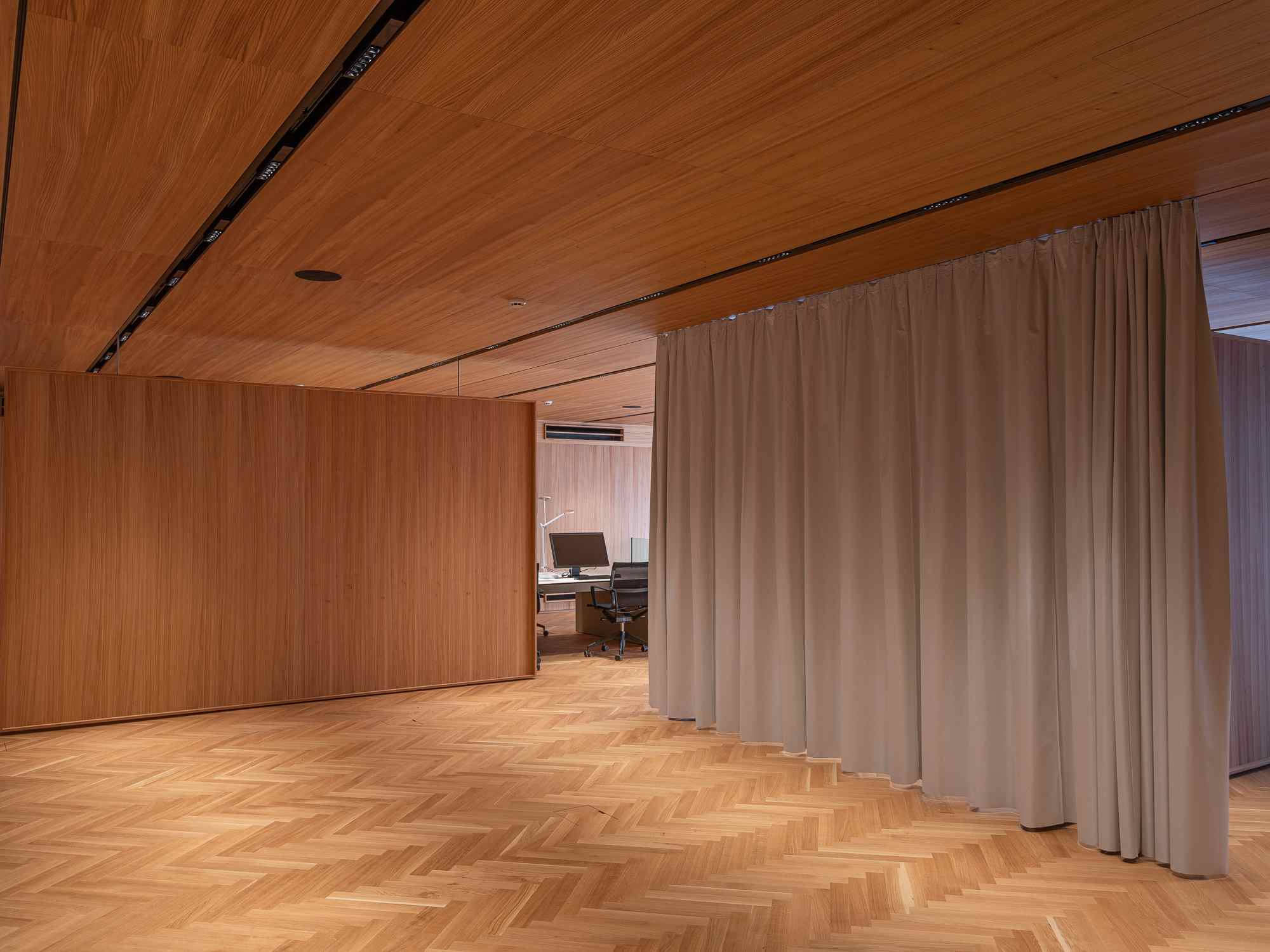 Ansicht eines Vorhangs im Raum mit Holzarchitektur