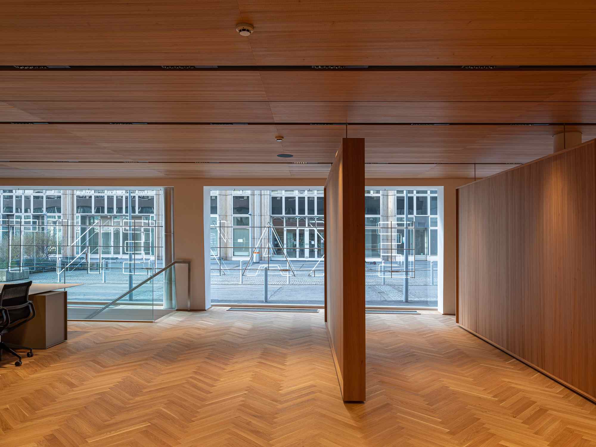 Stützelement im Raum mit großem Fenster im Hintergrund