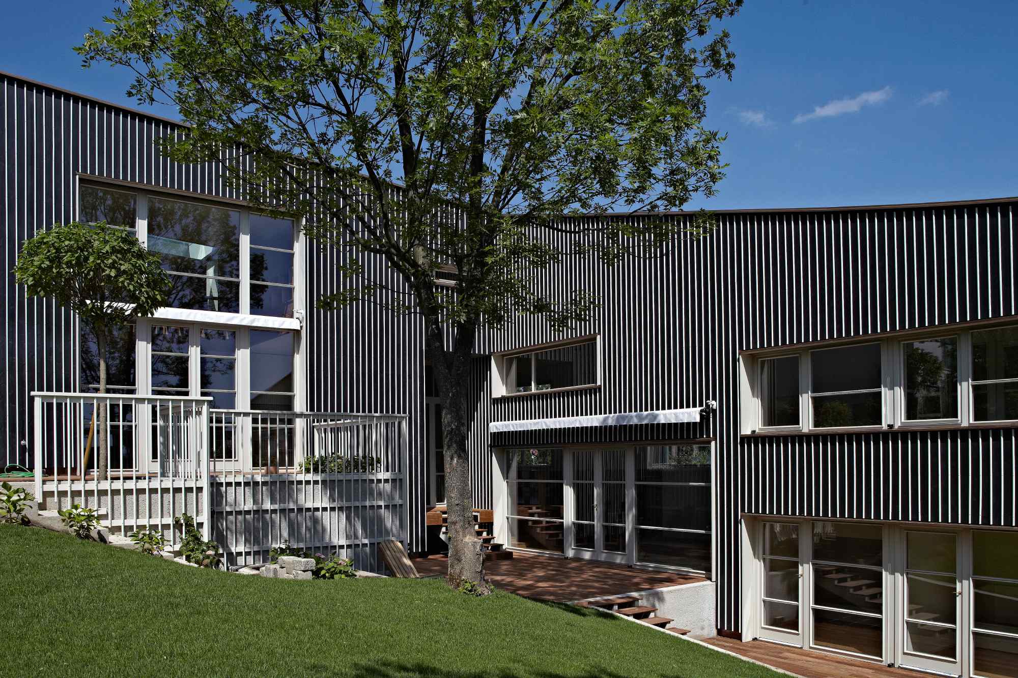 Gesamtansicht mit großem Baum vor dem Gebäude