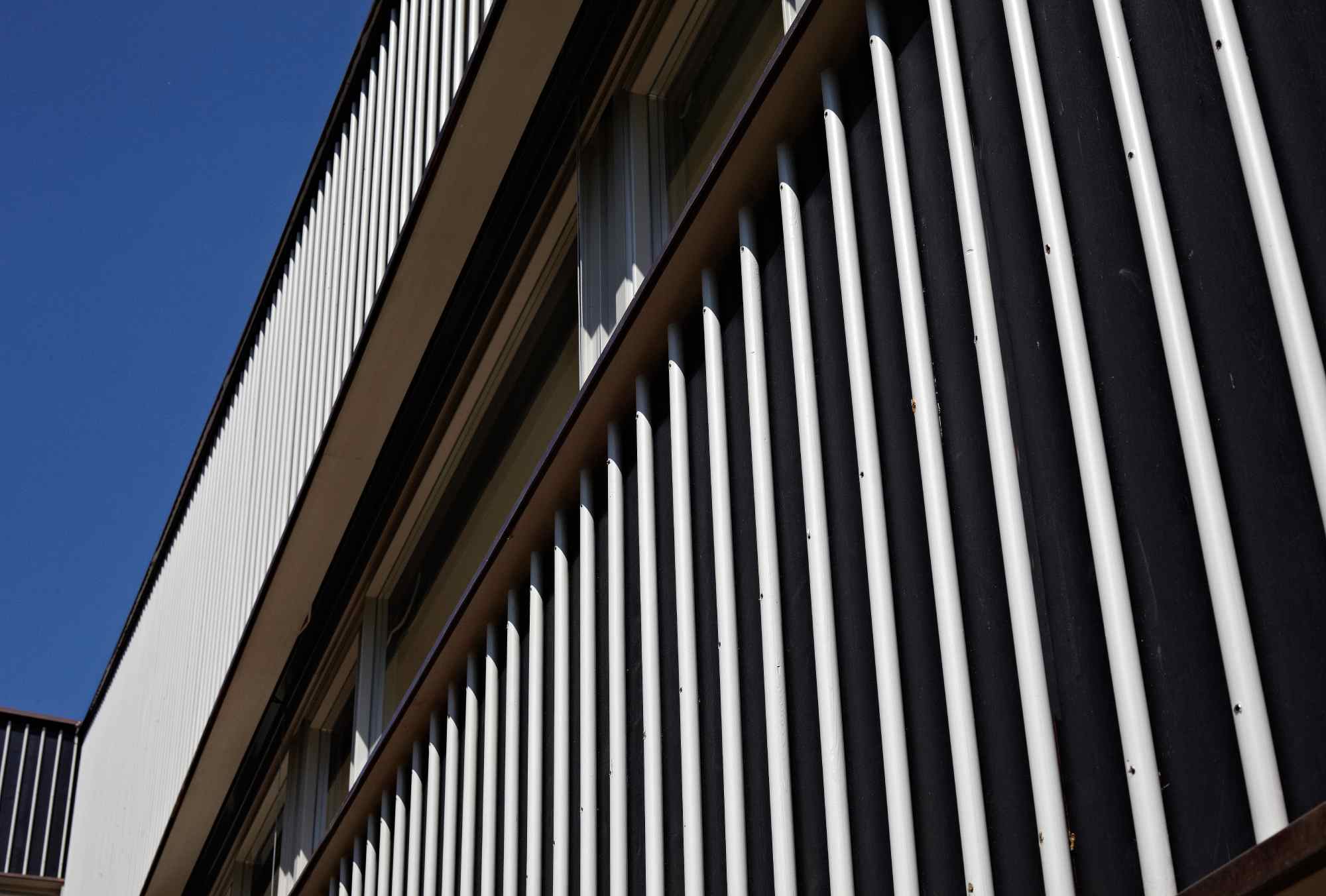 Detail der Außenfassade mit rhythmischer Vertikallattung