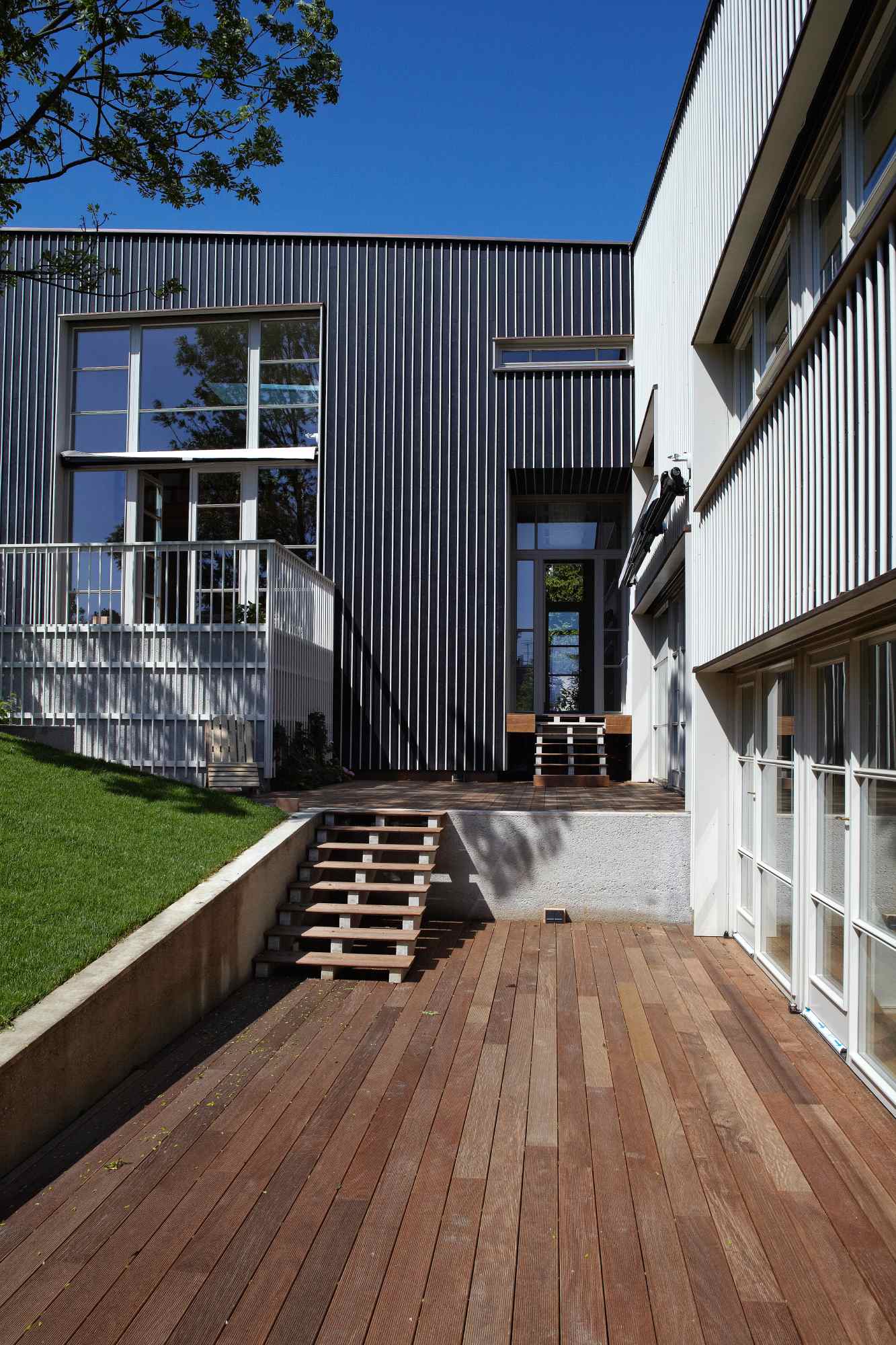 Zugang über Holzsteg mit Blick auf Gartenbereich