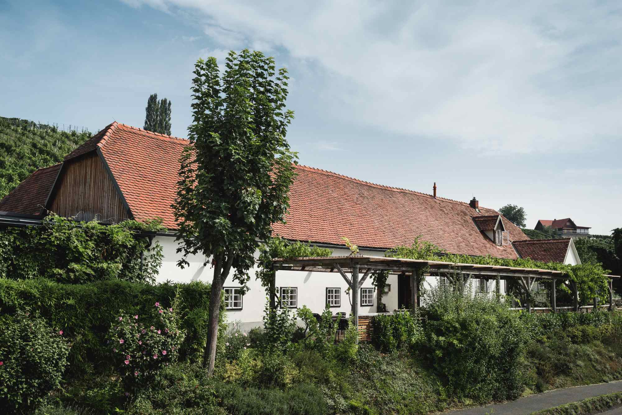 agesaufnahme des traditionellen Gebäudes mit Ziegeldach in grüner Umgebung