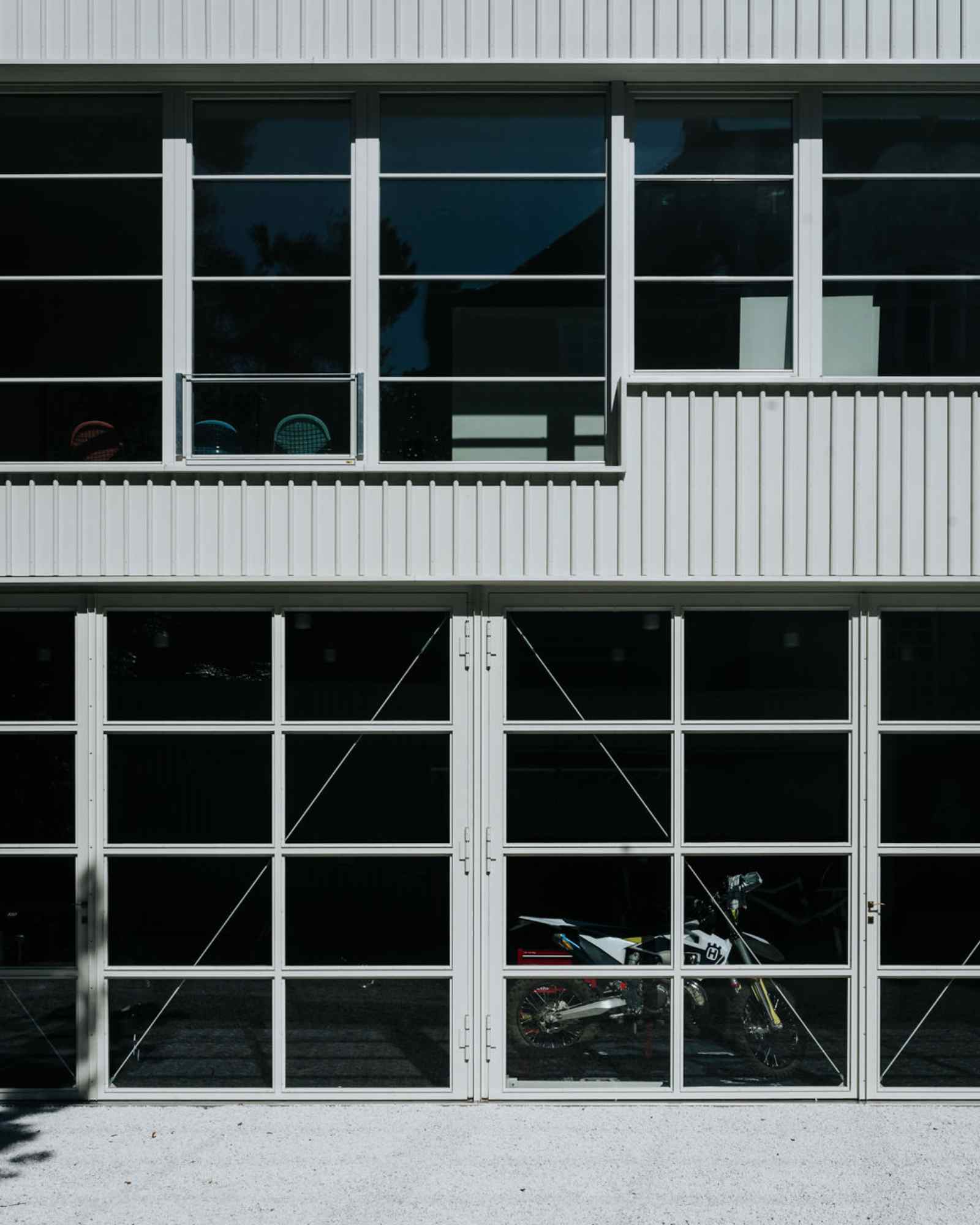 Frontansicht mit großen Glasgaragentoren