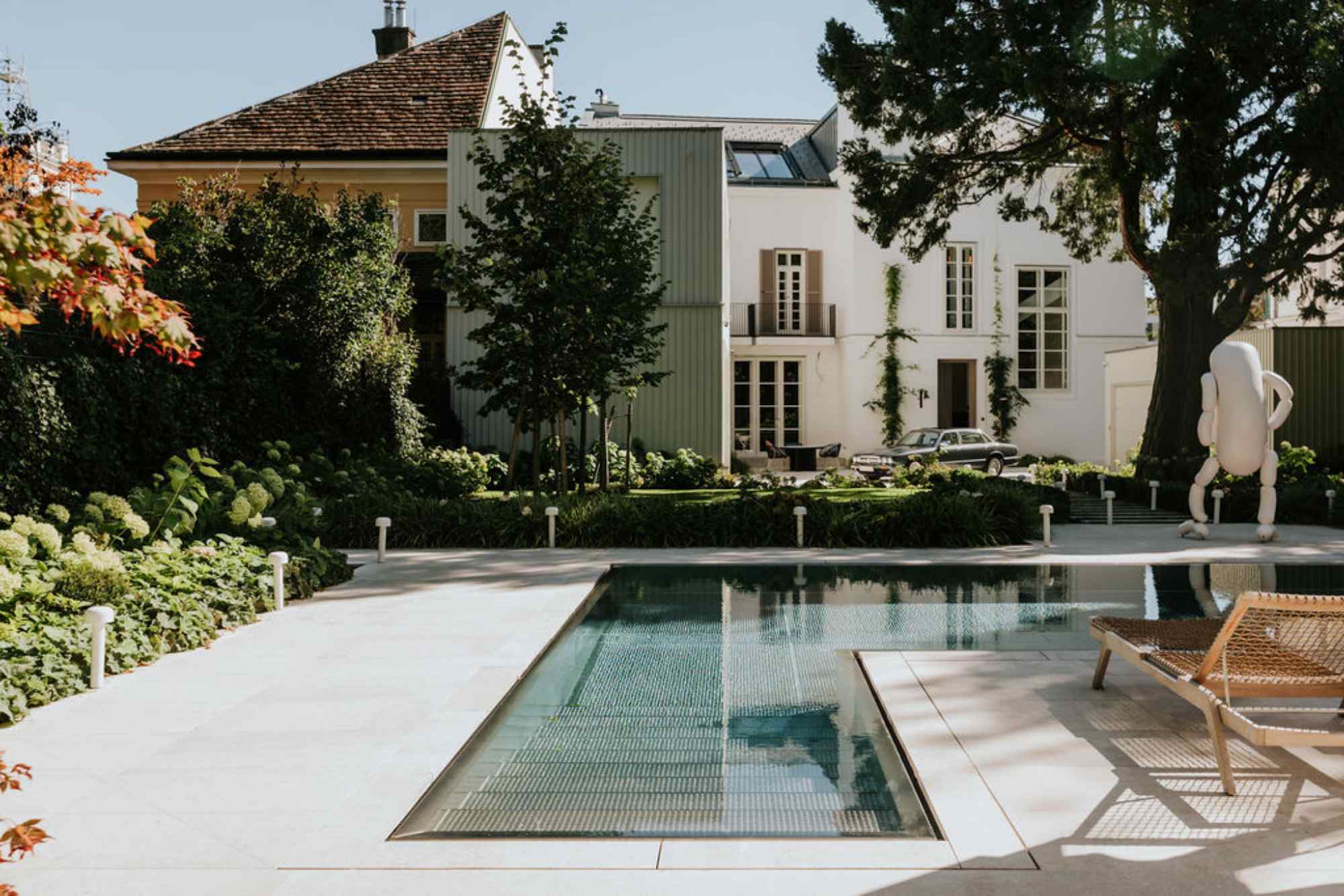 Rechteckiger Pool mit klarer Wasserfläche im Garten