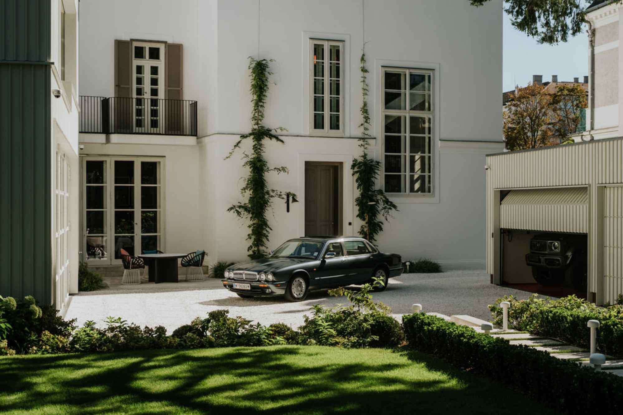 Rückansicht des weißen Gebäudes mit hohen Fenstern