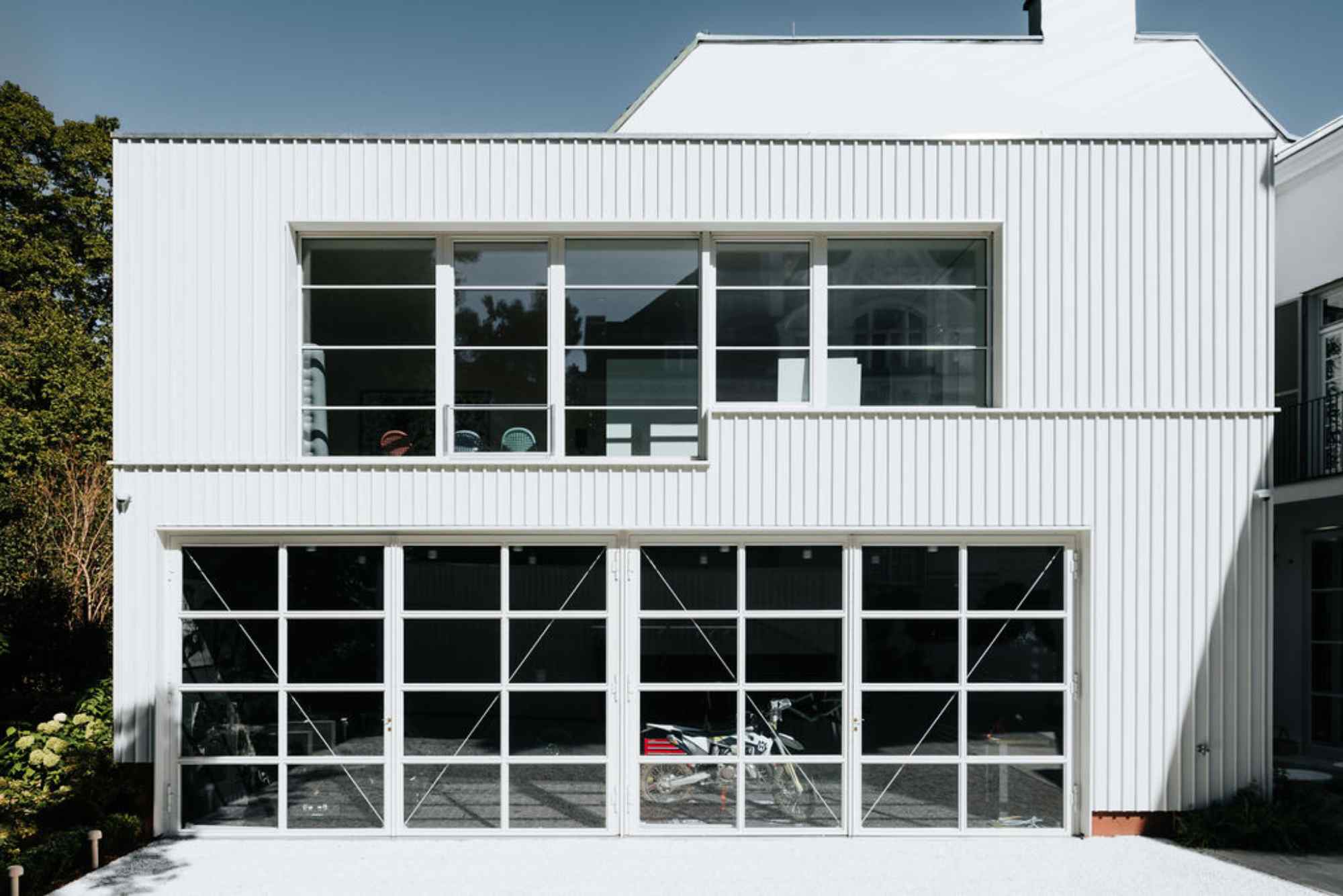 Moderne Glasfassade mit Garage und Obergeschoss