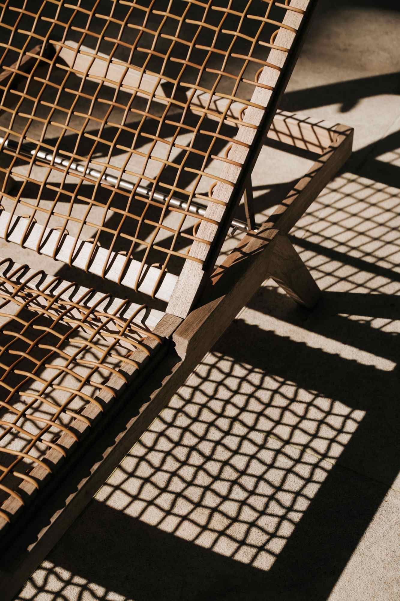 Schattenmuster auf Fliesen durch Designerstuhl