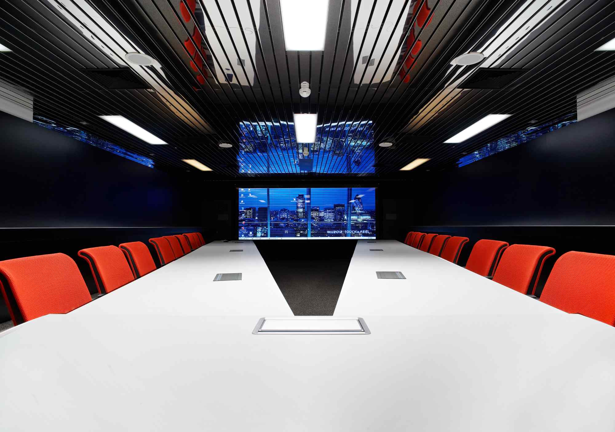 Heller High-Tech-Raum mit zentralem Monitor und symmetrischer Ausstattung