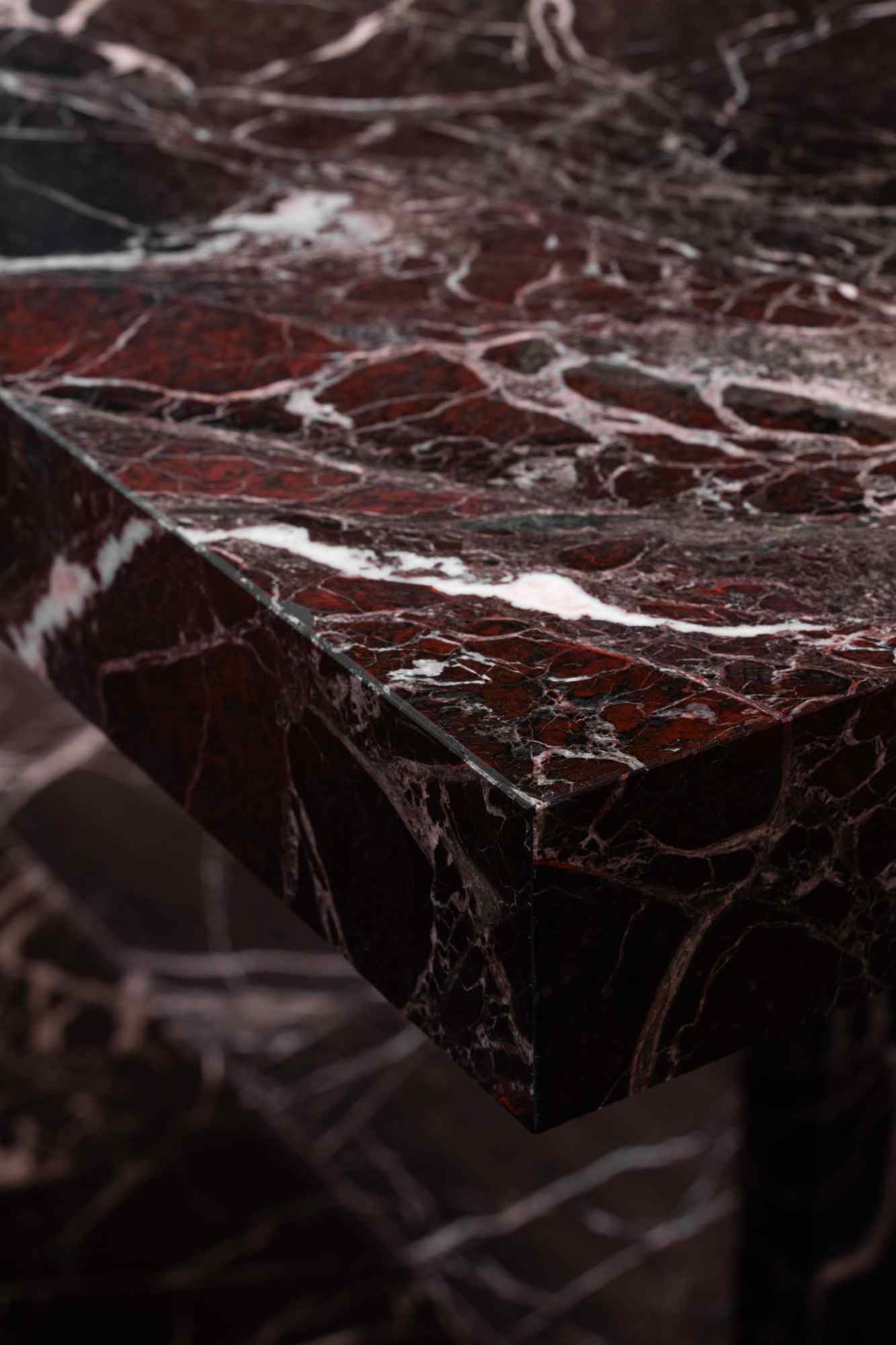 Detailaufnahme einer polierten schwarzen Marmorplatte