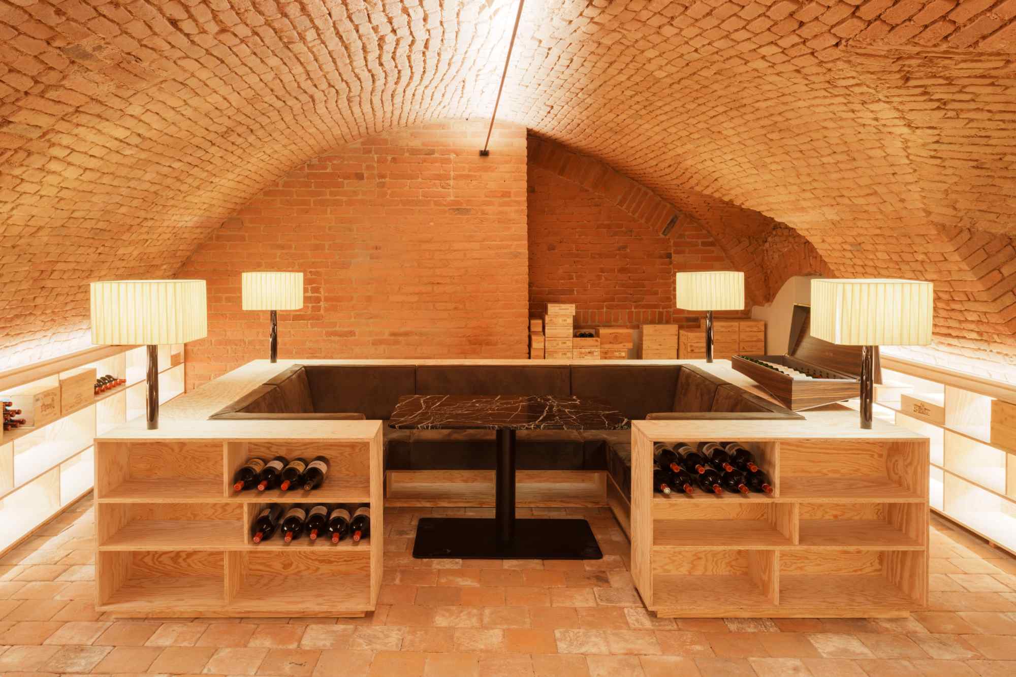 Symmetrisch eingerichteter Gewölbekeller mit Lampen und Weinlagerfächern