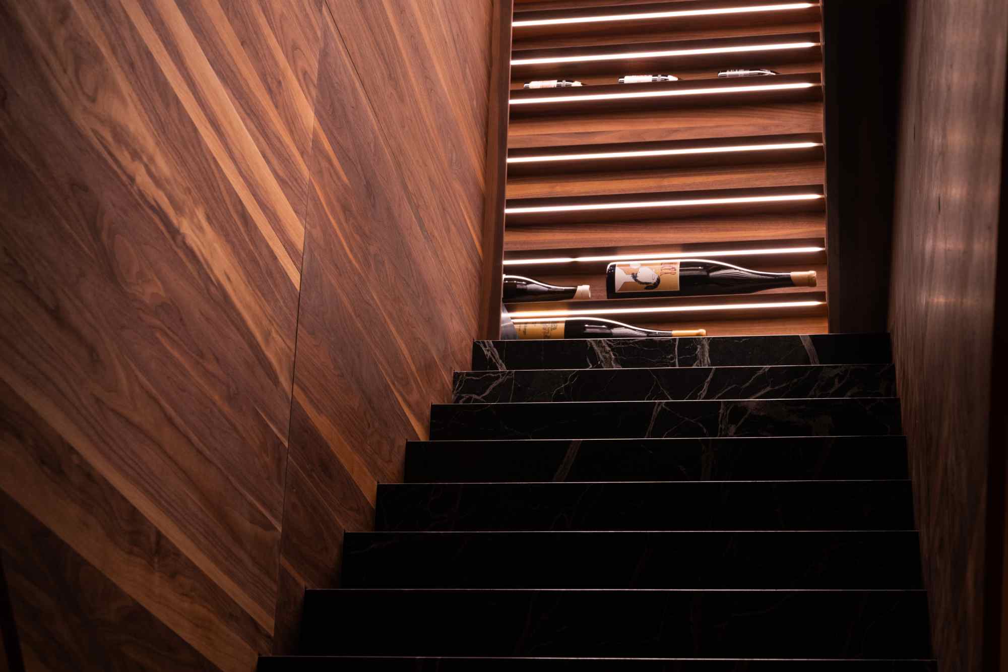 Dunkle Treppe mit vertikaler Holzverkleidung