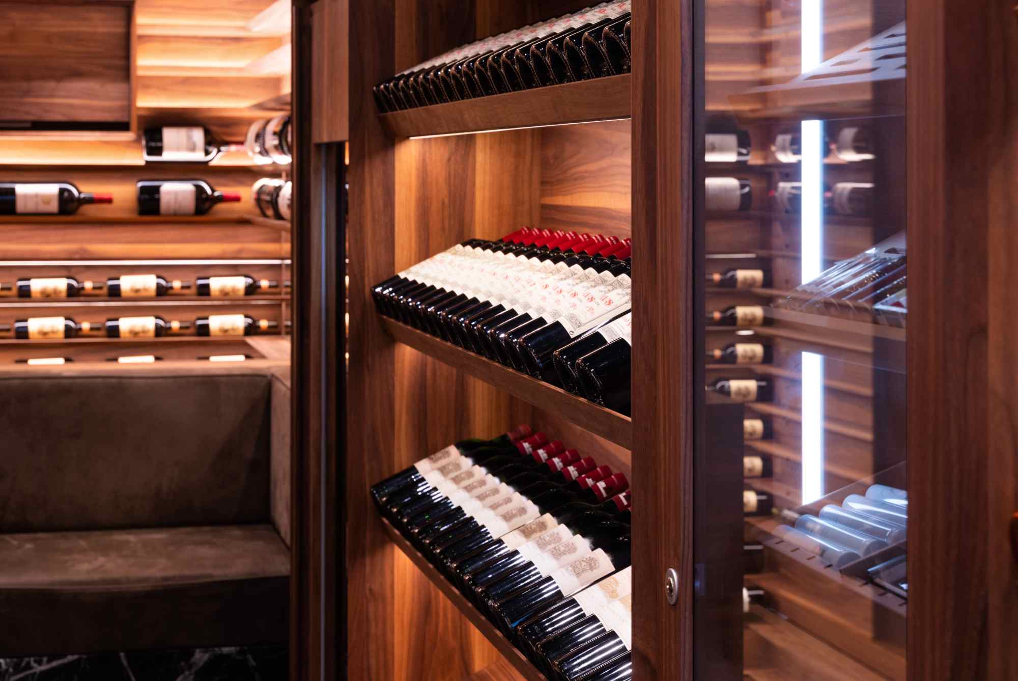 Offene Weinregale mit Flaschen unterschiedlicher Sorten