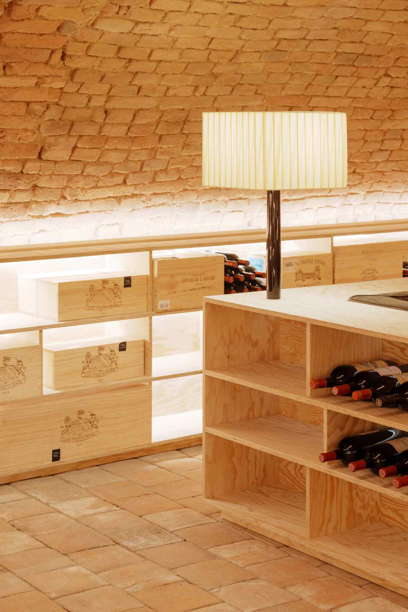 Rustikaler Weinkeller mit Holzmöbeln und Kistenlagerung