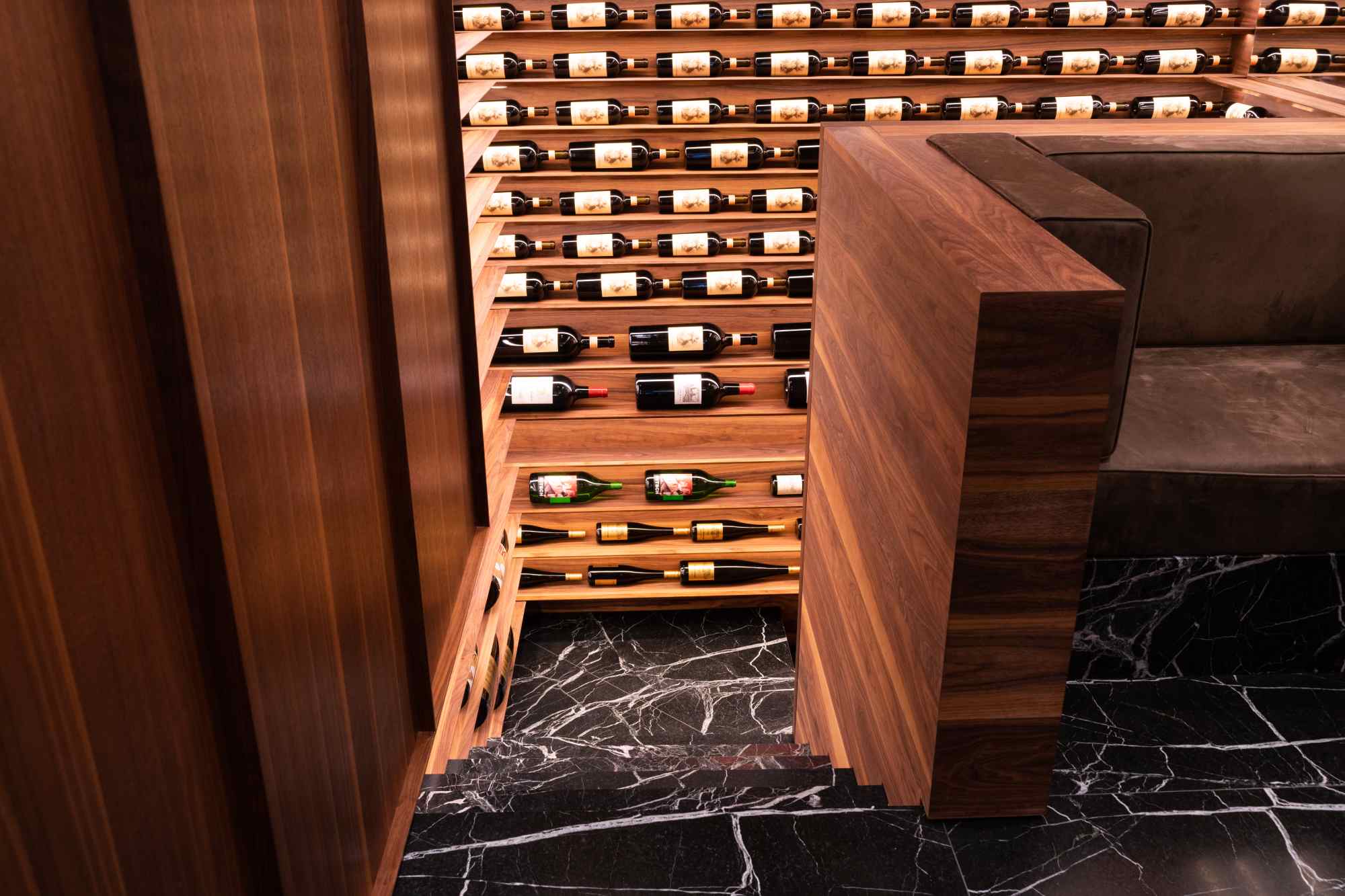 Weinverkostungsbereich mit Bank und Regalwand aus Holz