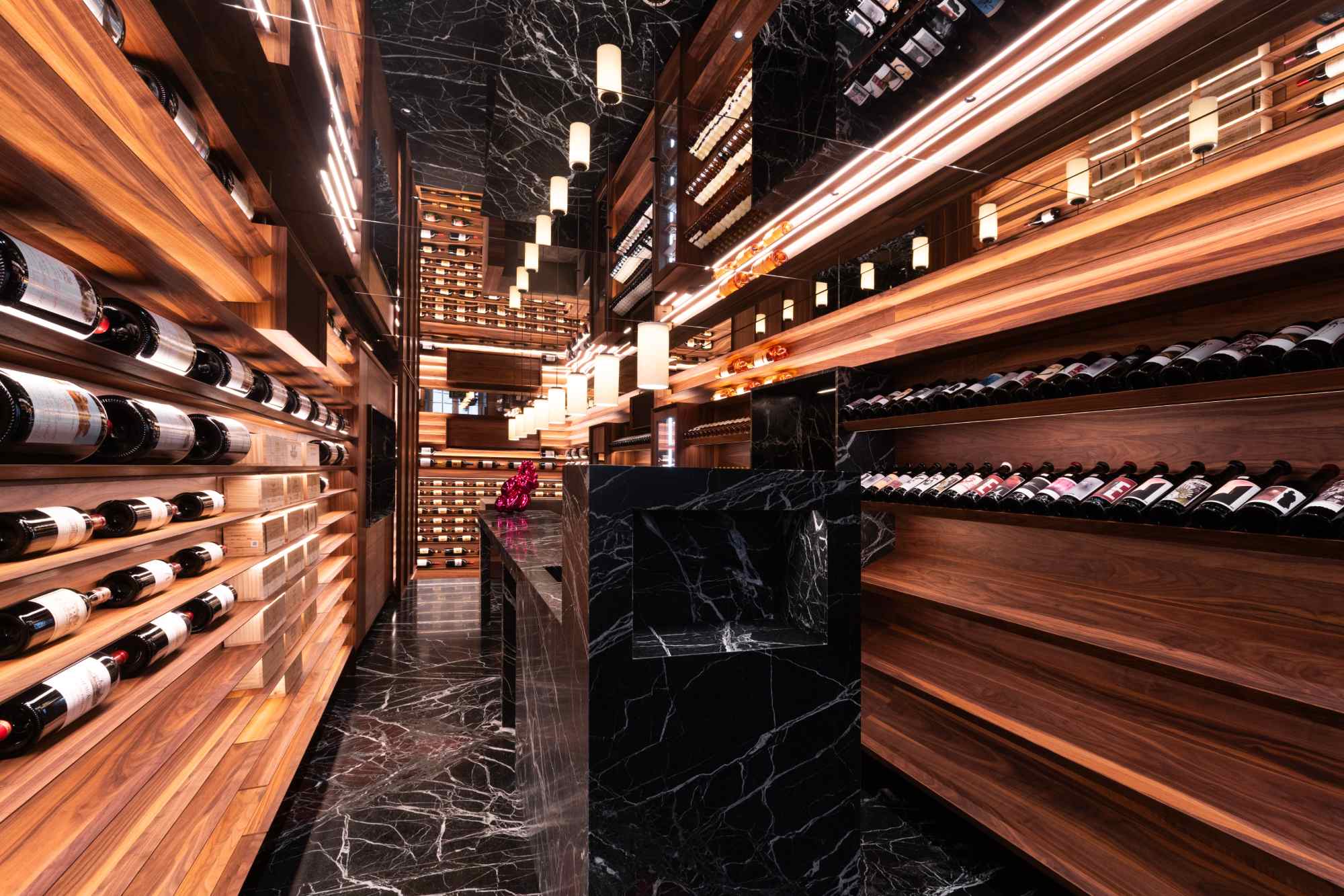 Weinregale mit stimmungsvoller Beleuchtung in einem modernen Kellerraum