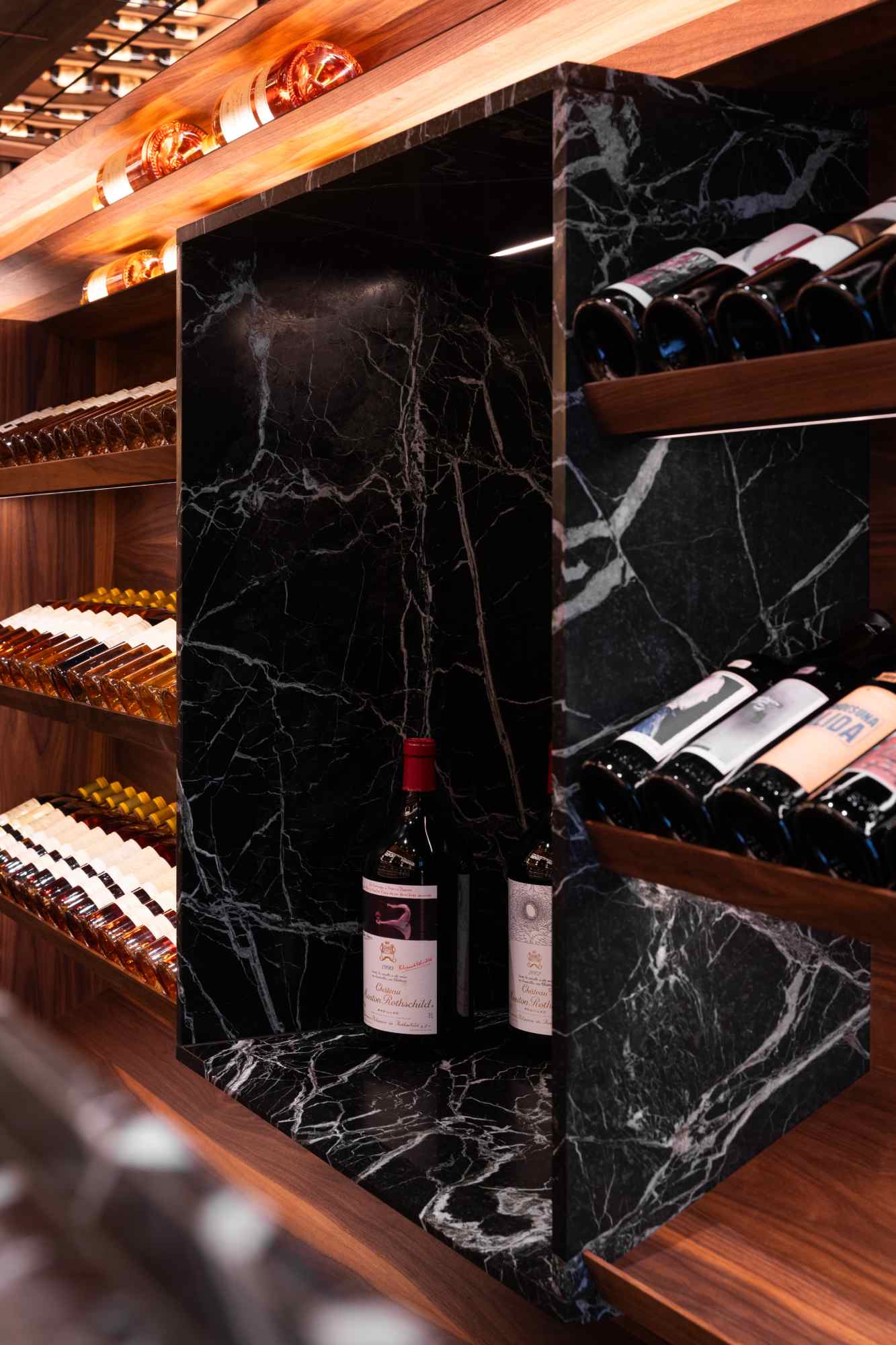 Nahaufnahme von Flaschenfächern mit dunkler Marmorverkleidung