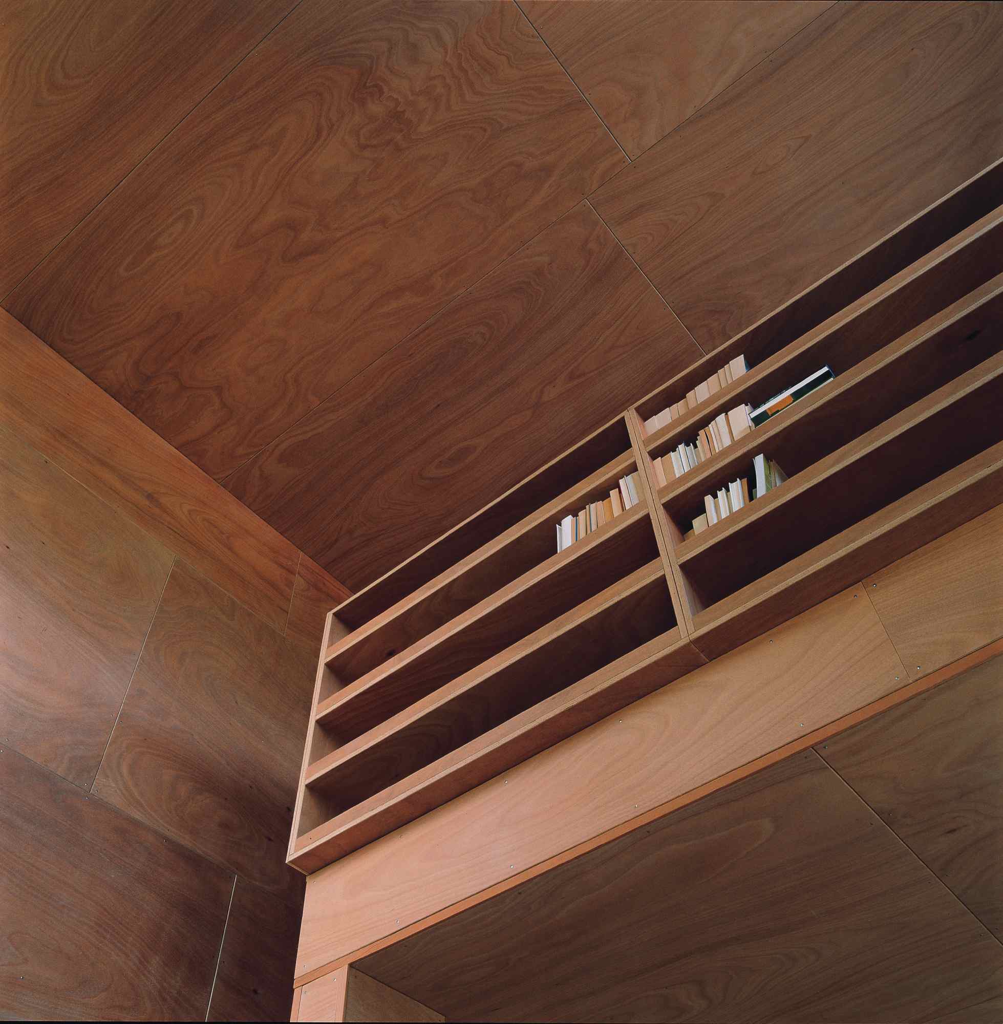 Innenansicht mit Holzverkleidung und offener Galerie mit Geländer.