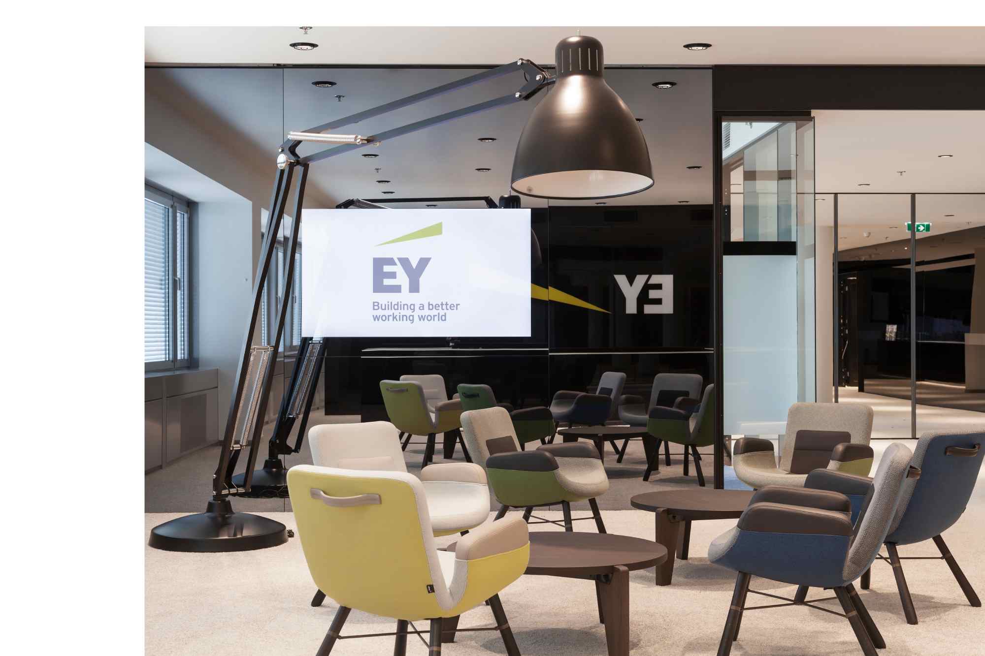 Präsentationsbereich mit Bildschirm.