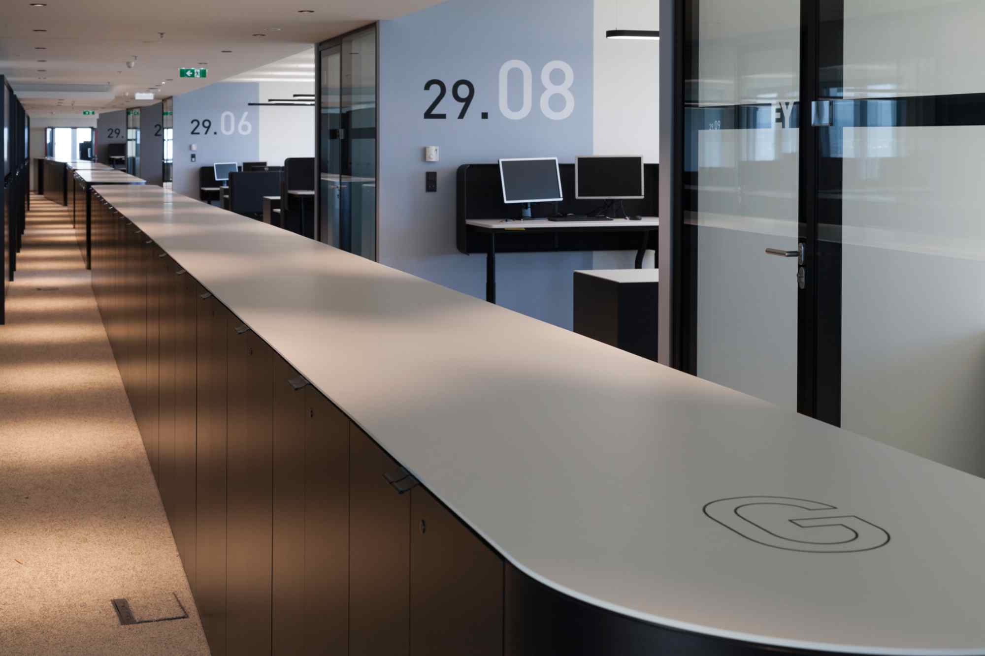 Langer Flur mit Glasbüros.