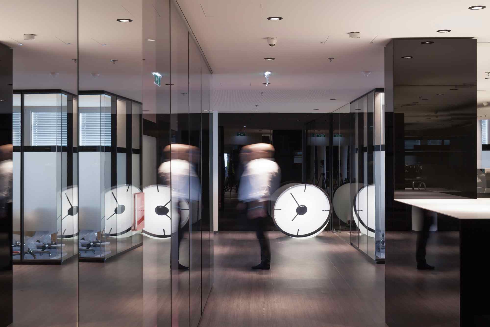 Glaswände mit EY-Uhren.