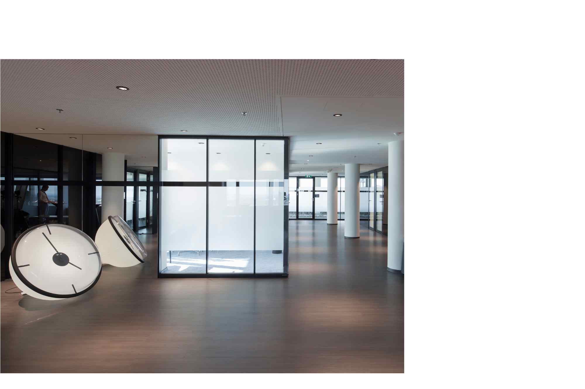 Offener Bereich mit Sitzobjekten.