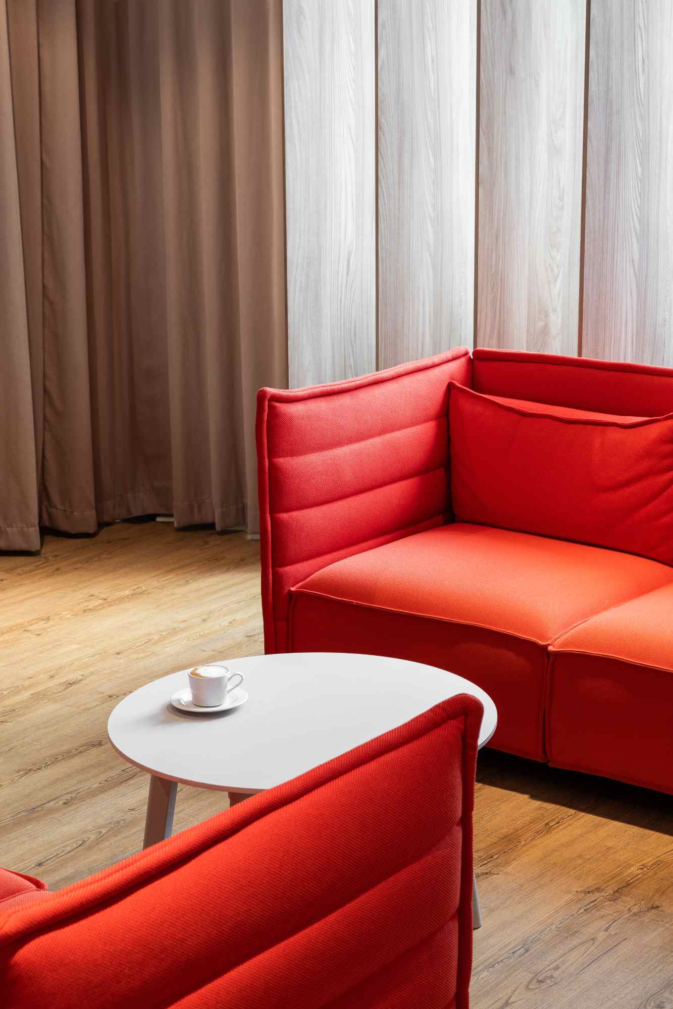 Rote Couch mit Kaffeetisch.