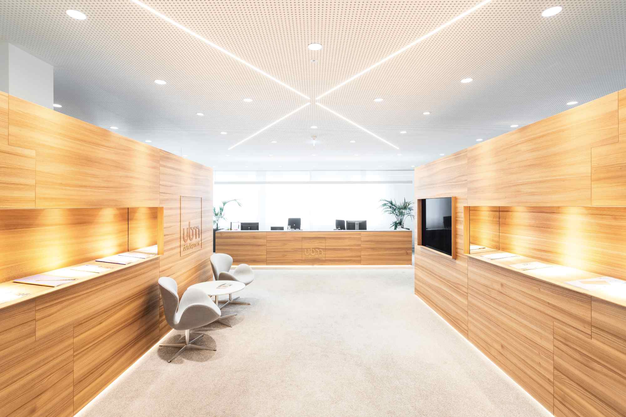 Heller Empfang mit Holztheke.