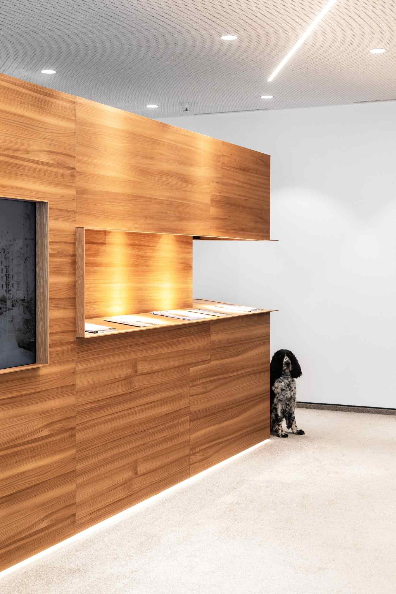 Empfang mit Hund daneben.