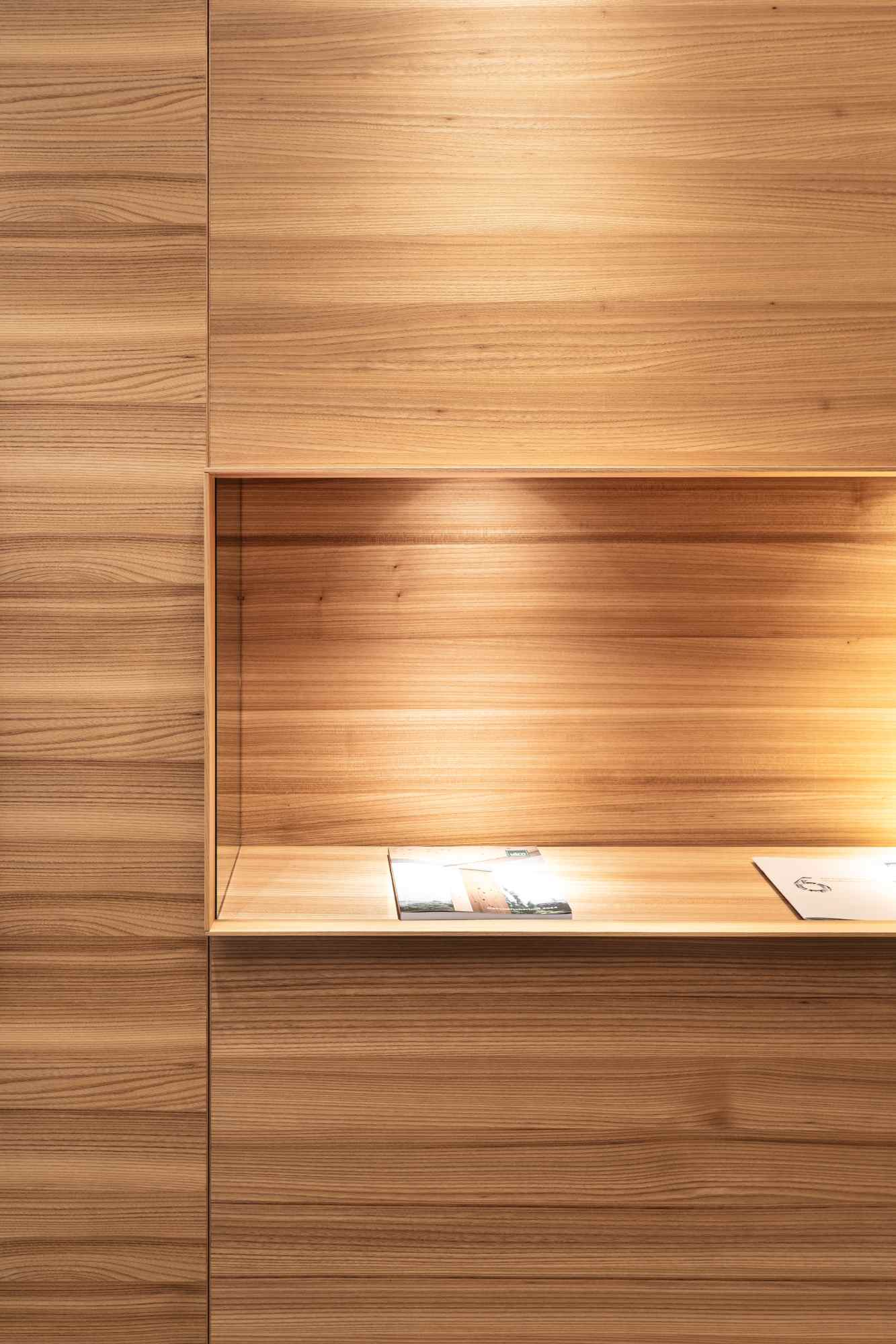 Wandnische mit Infomaterial.