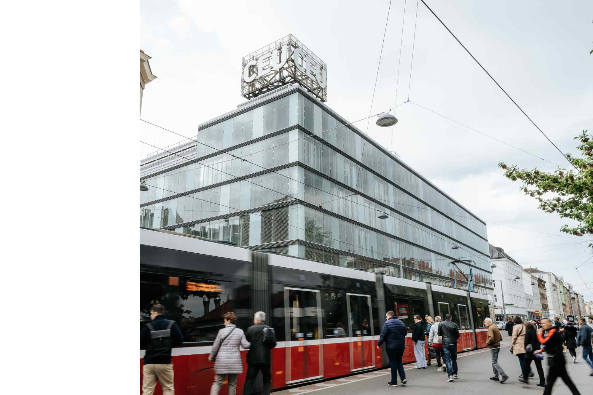 Straßenansicht mit CEU und Straßenbahn.