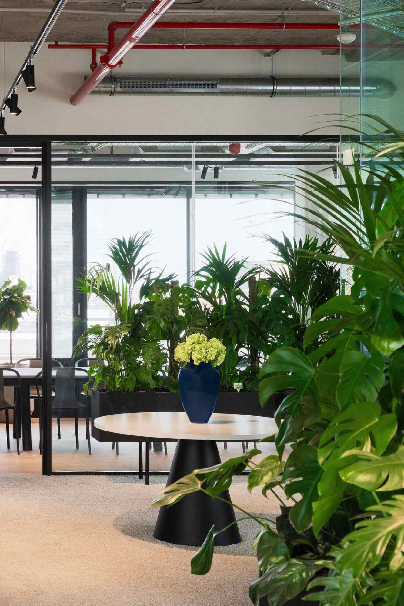 Loungebereich mit Pflanzenwand.