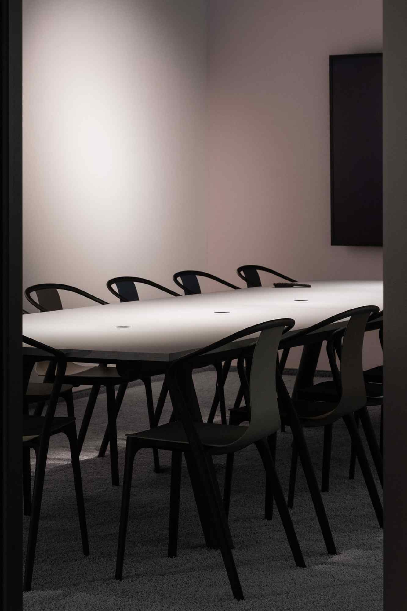 Schlichter Konferenztisch mit Stühlen.